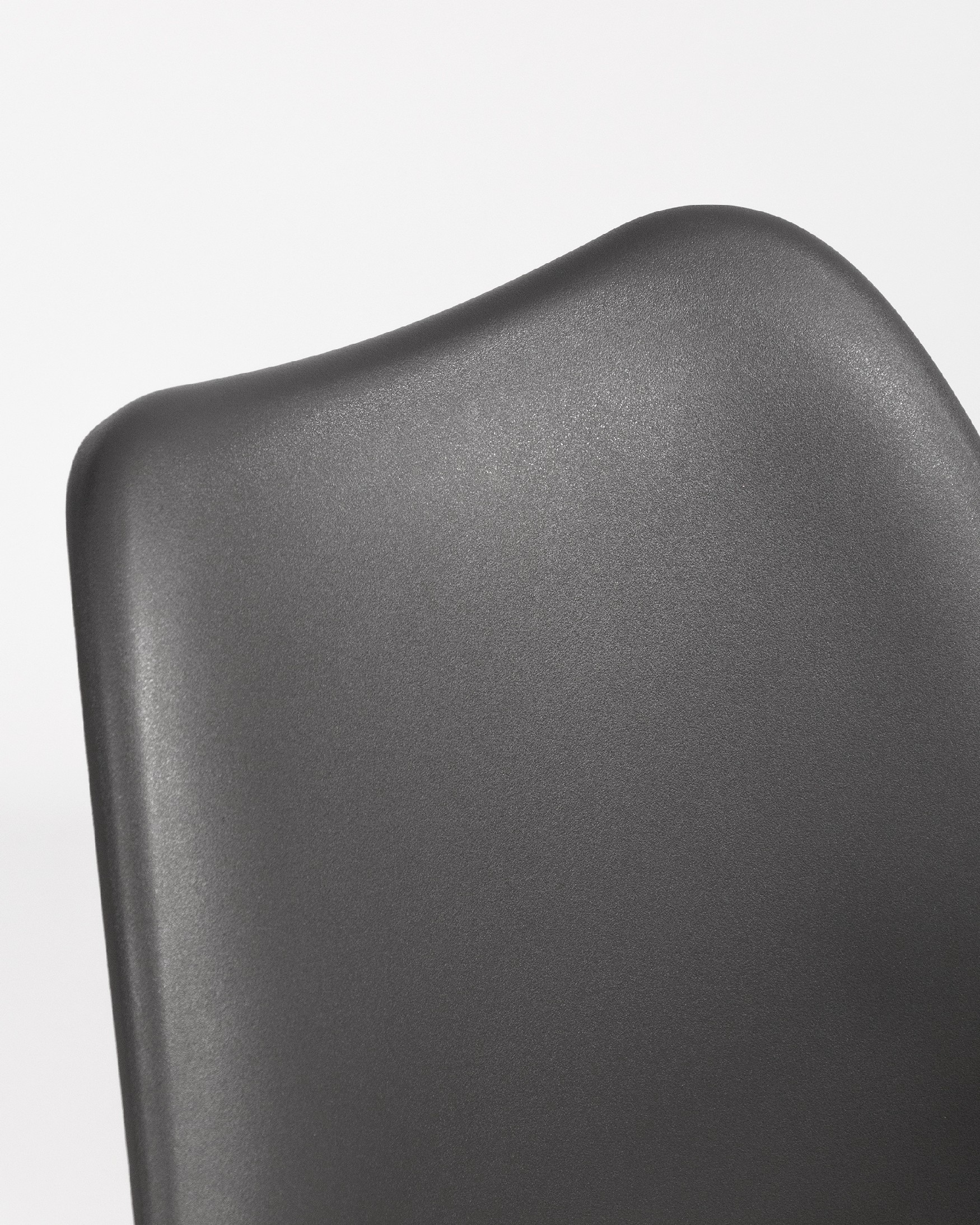 Chaise Berlin avec un revêtement gris foncé et des pieds en bois