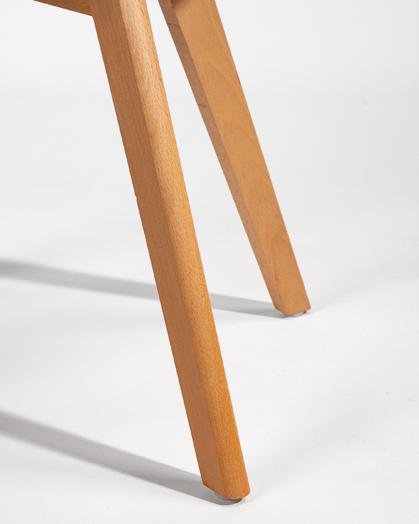 Chaise Berlin avec un revêtement gris foncé et des pieds en bois