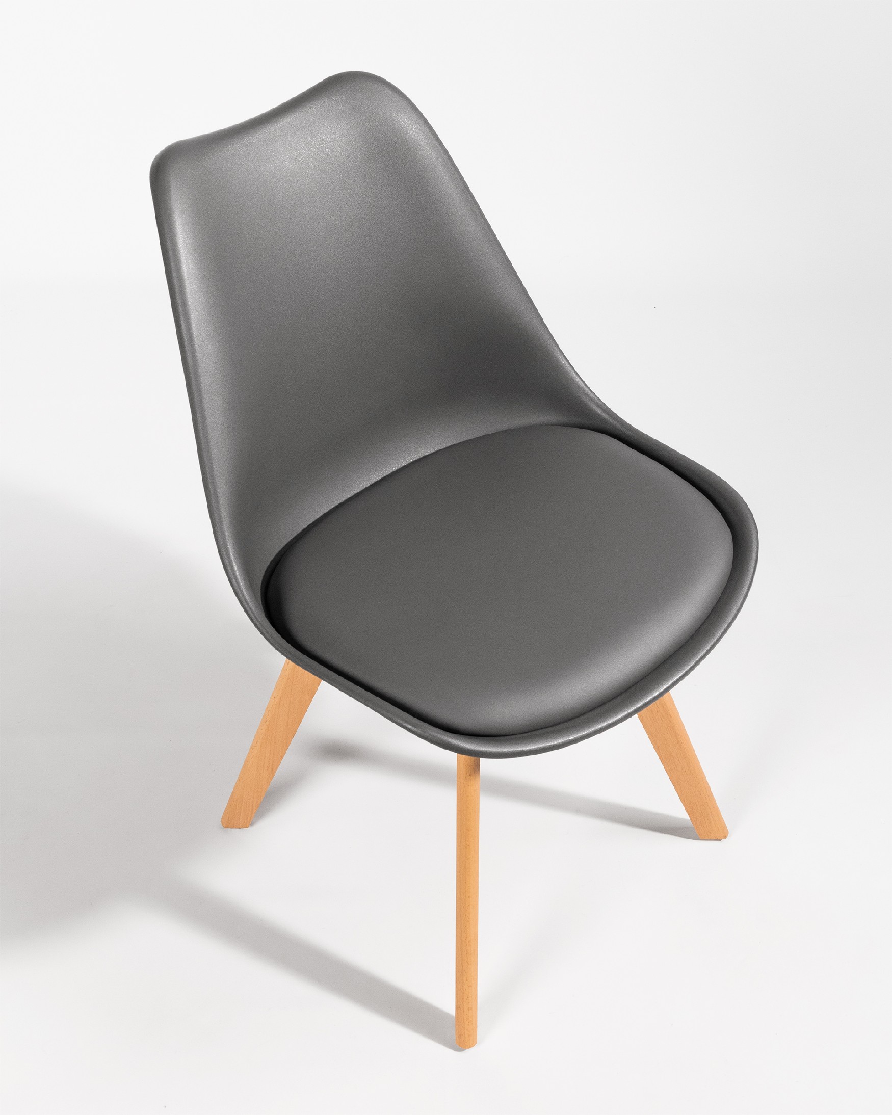 Chaise Berlin avec un revêtement gris foncé et des pieds en bois