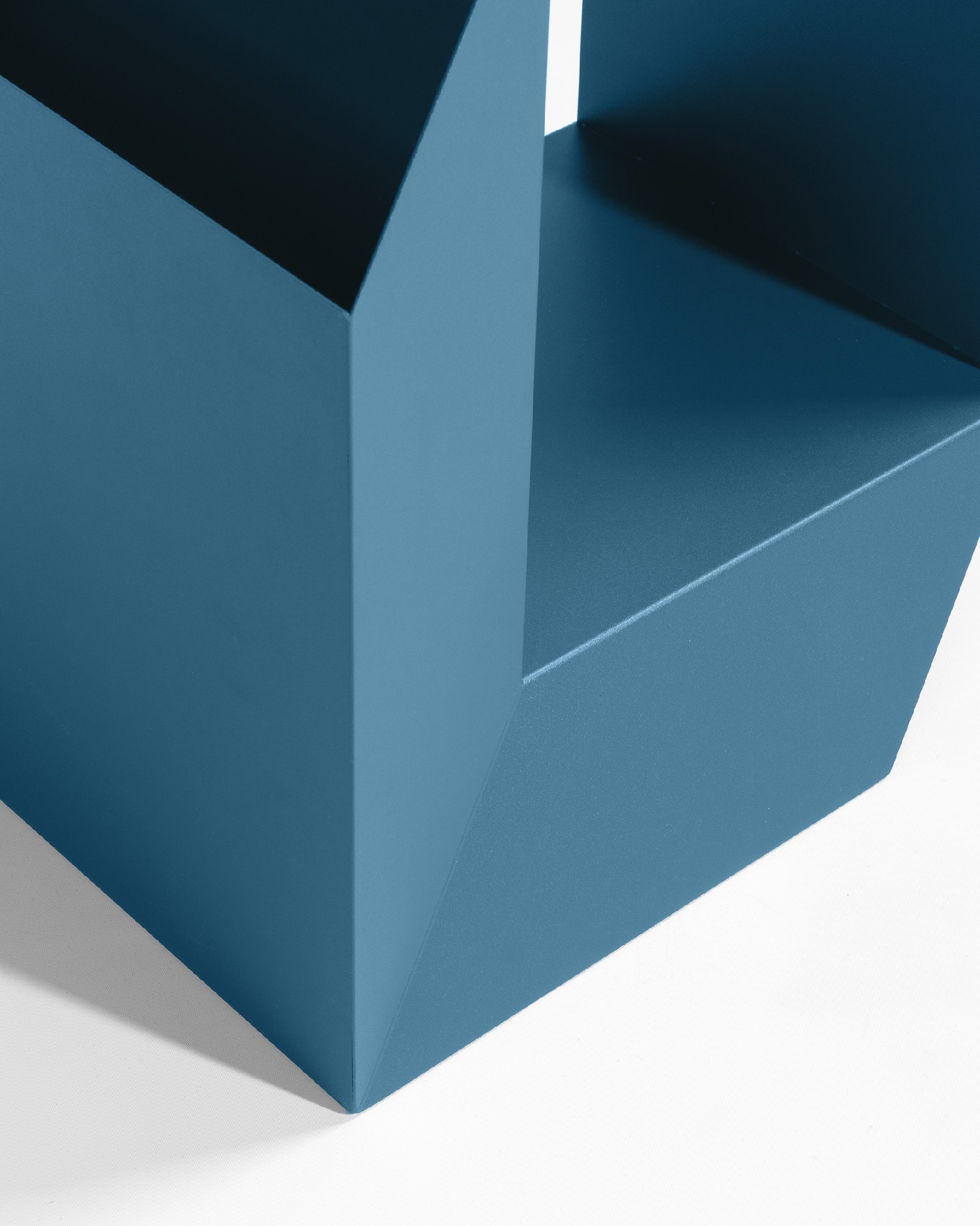 Boxi auxiliary table in lacquered blue metal