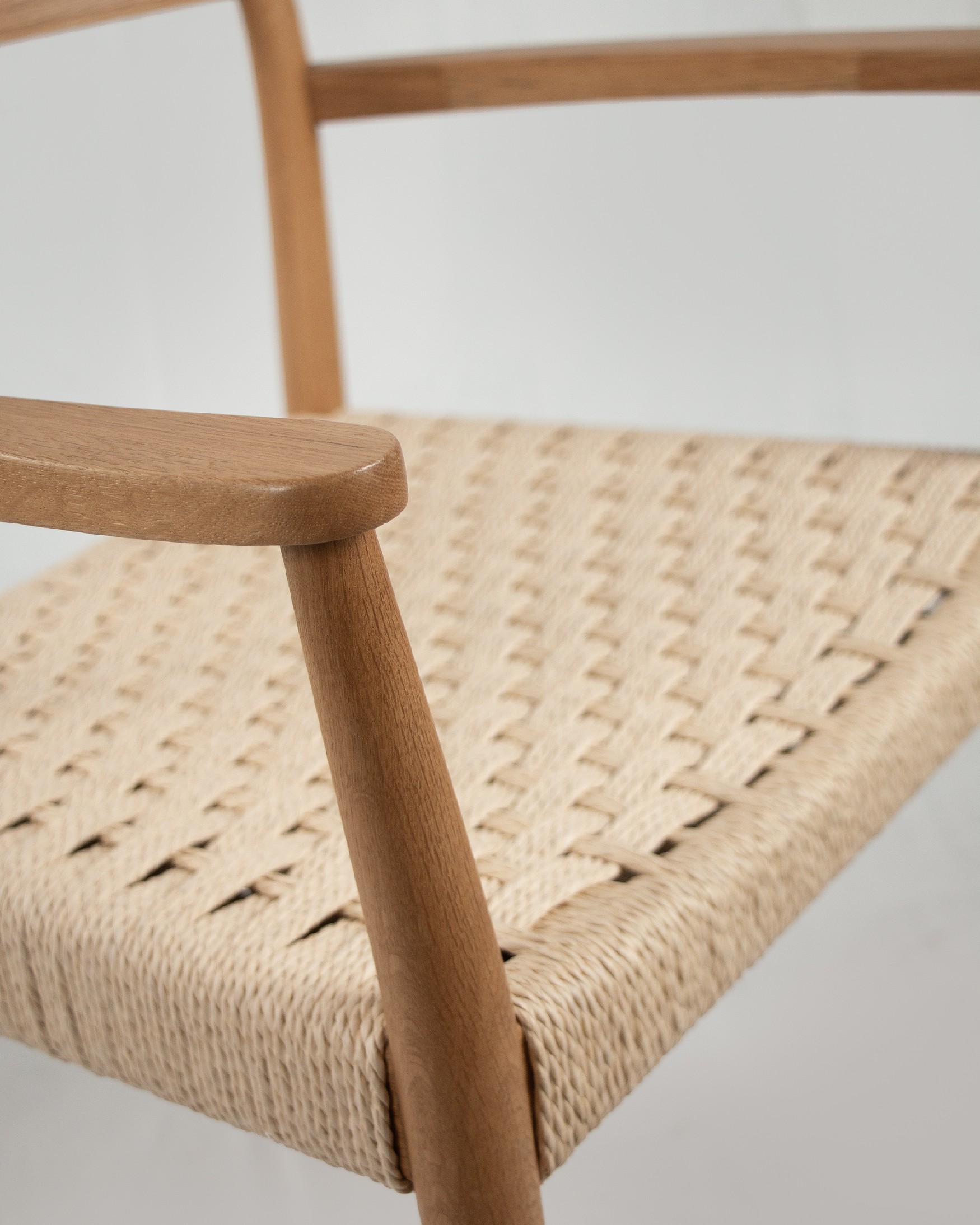 Brisa chair made of natural rope and natural oak structure