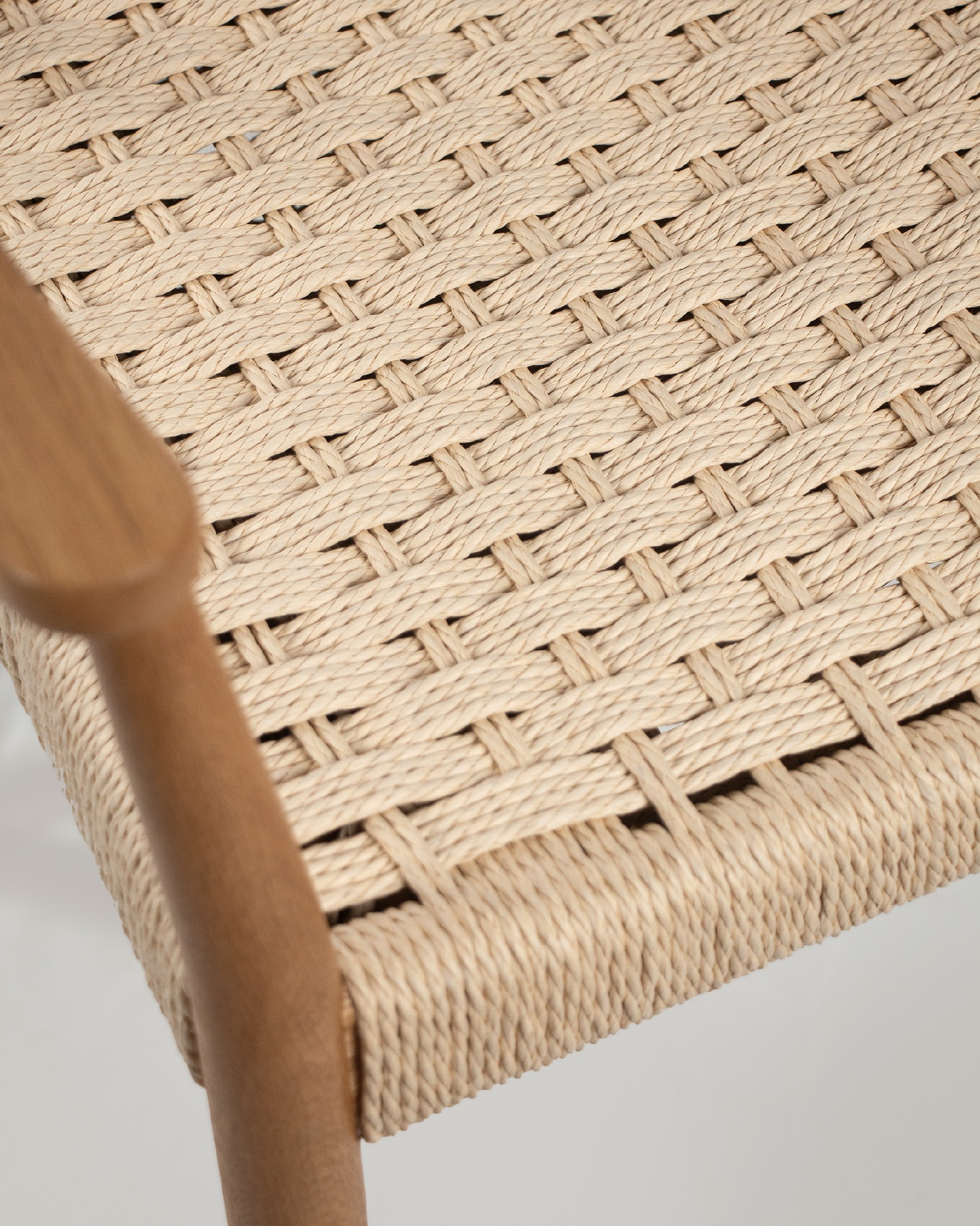 Brisa chair made of natural rope and natural oak structure