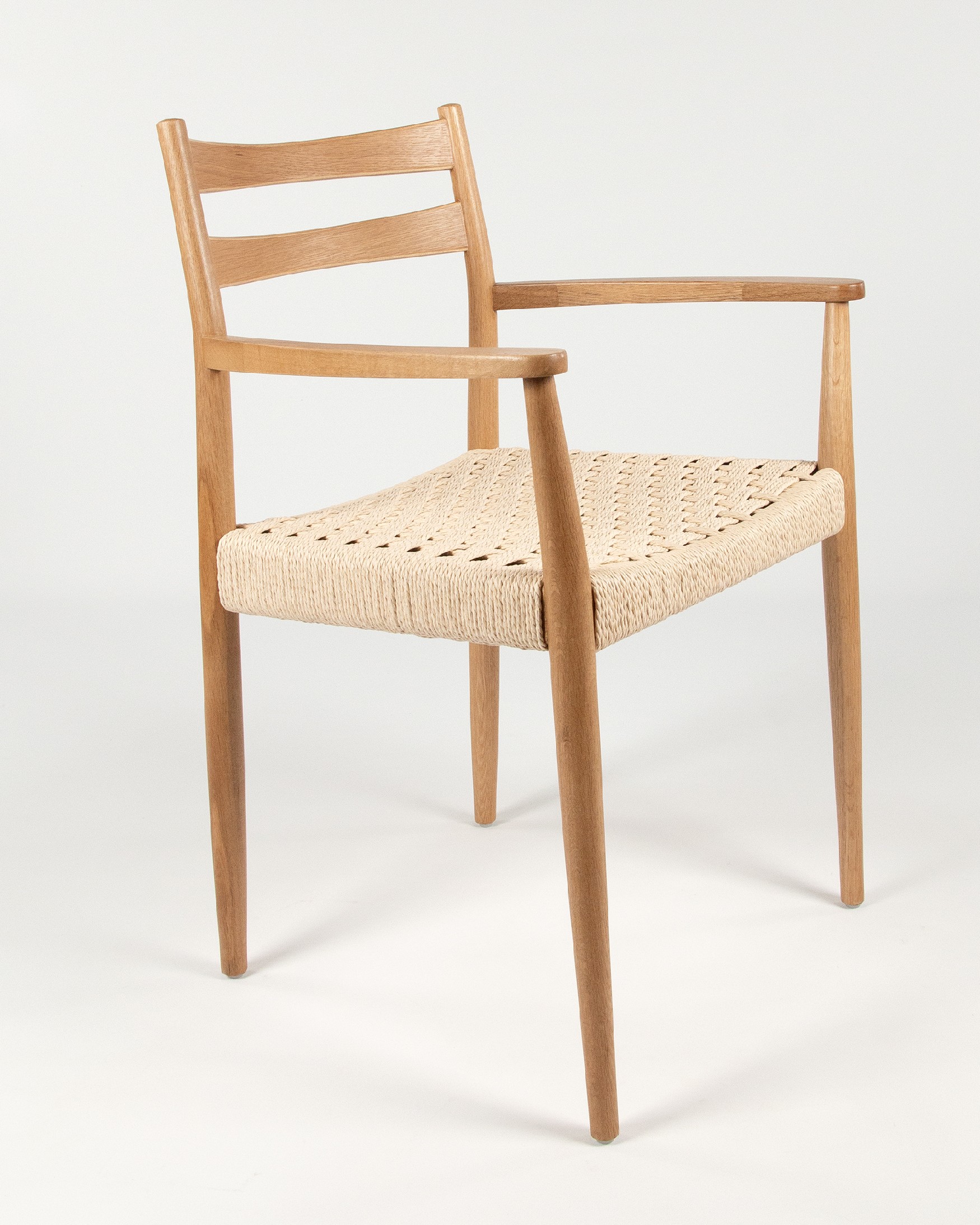 Brisa chair made of natural rope and natural oak structure