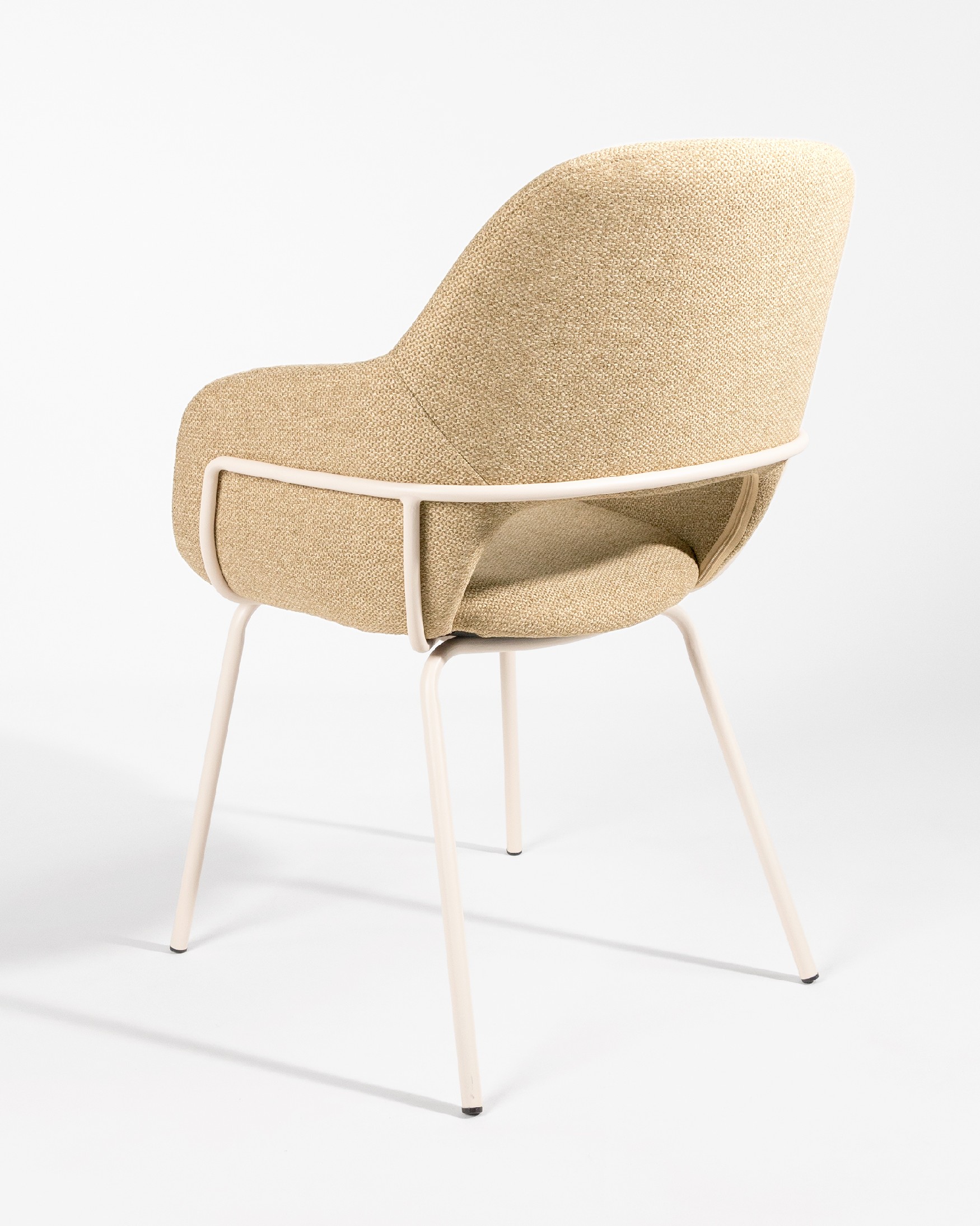 Chaise Brisbane avec tapisserie moutarde et pieds métalliques ivoire
