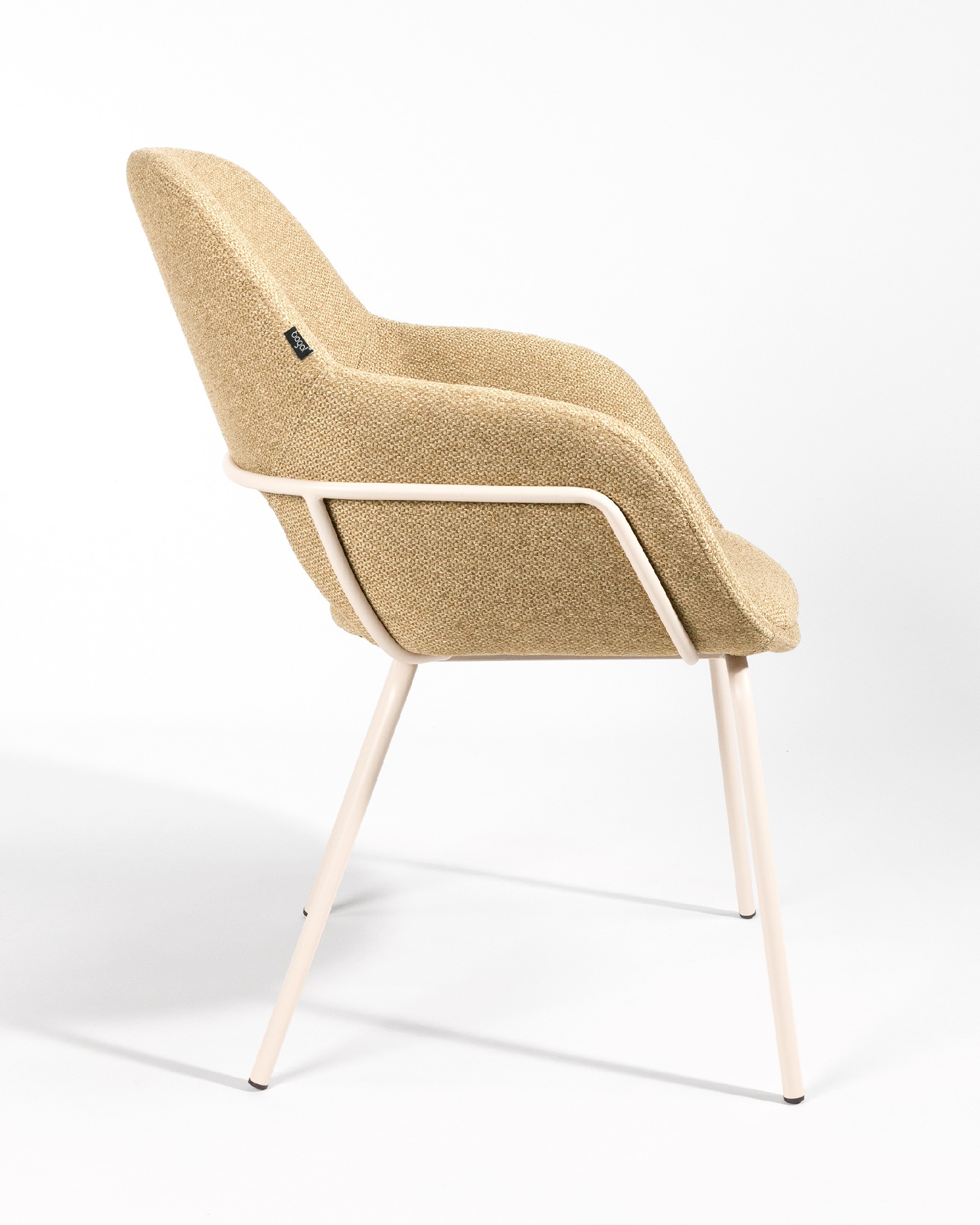 Chaise Brisbane avec tapisserie moutarde et pieds métalliques ivoire