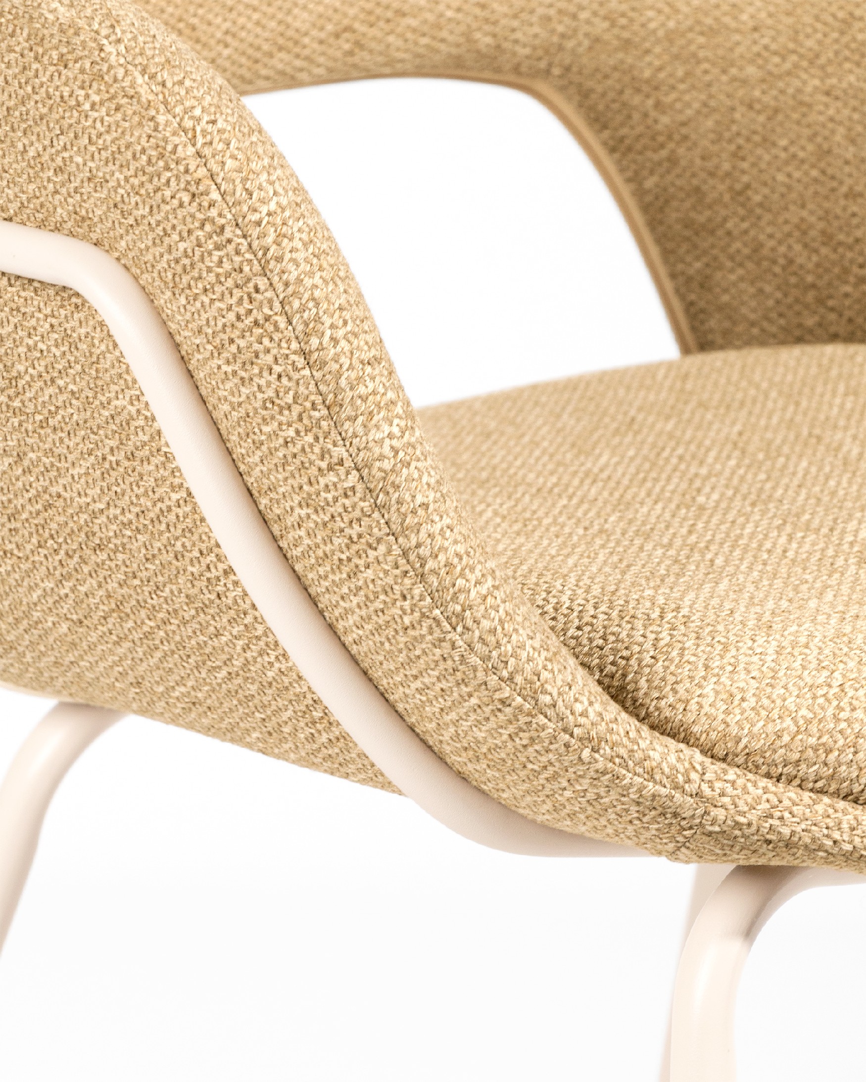 Chaise Brisbane avec tapisserie moutarde et pieds métalliques ivoire