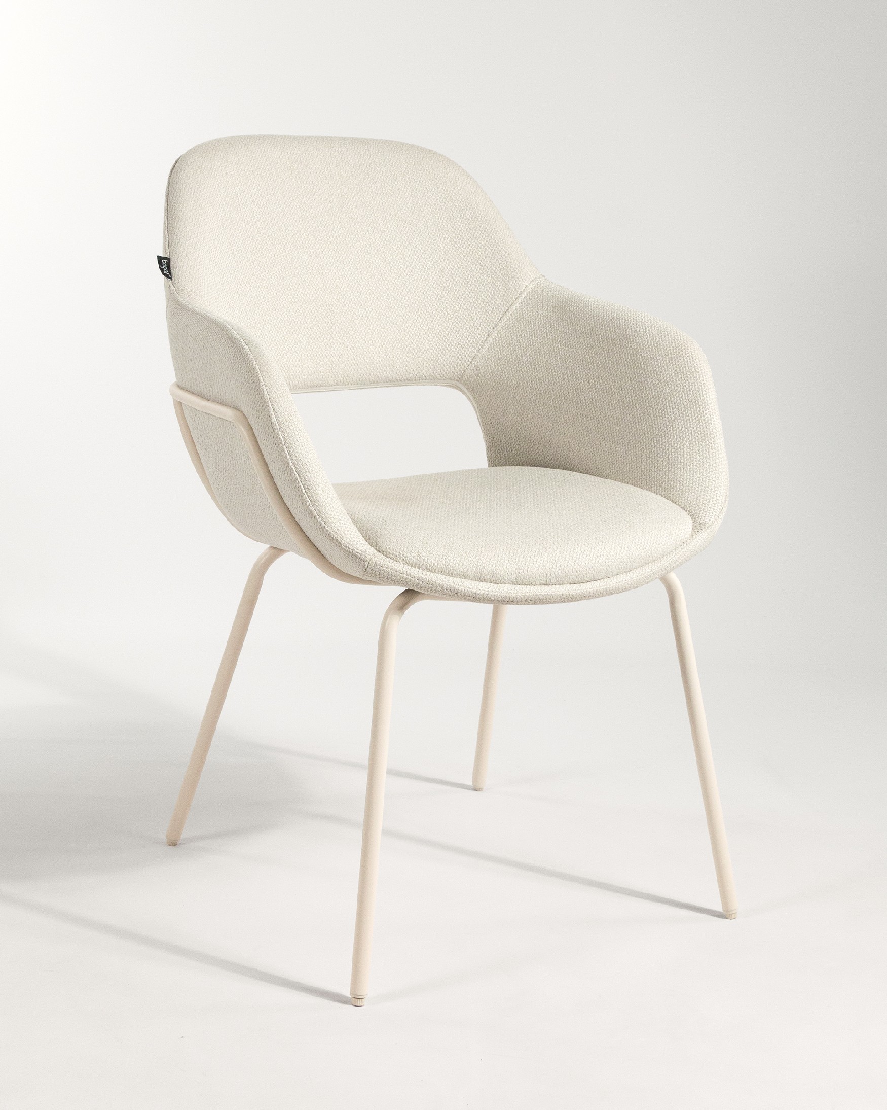 Silla Brisbane con tapizado nacar y patas metálicas marfil