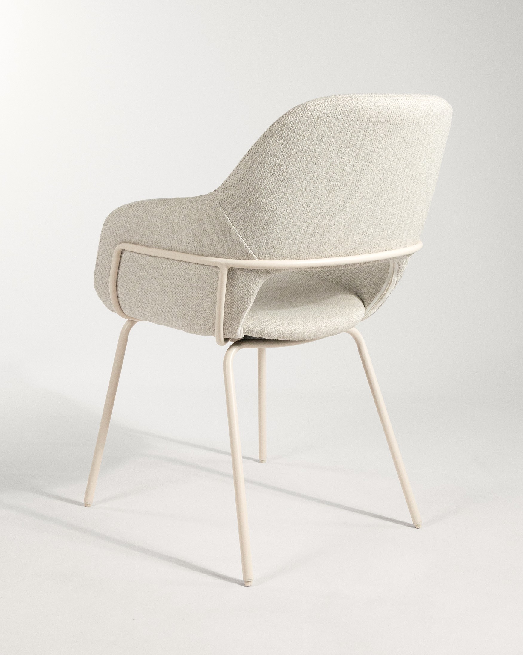 Silla Brisbane con tapizado nacar y patas metálicas marfil
