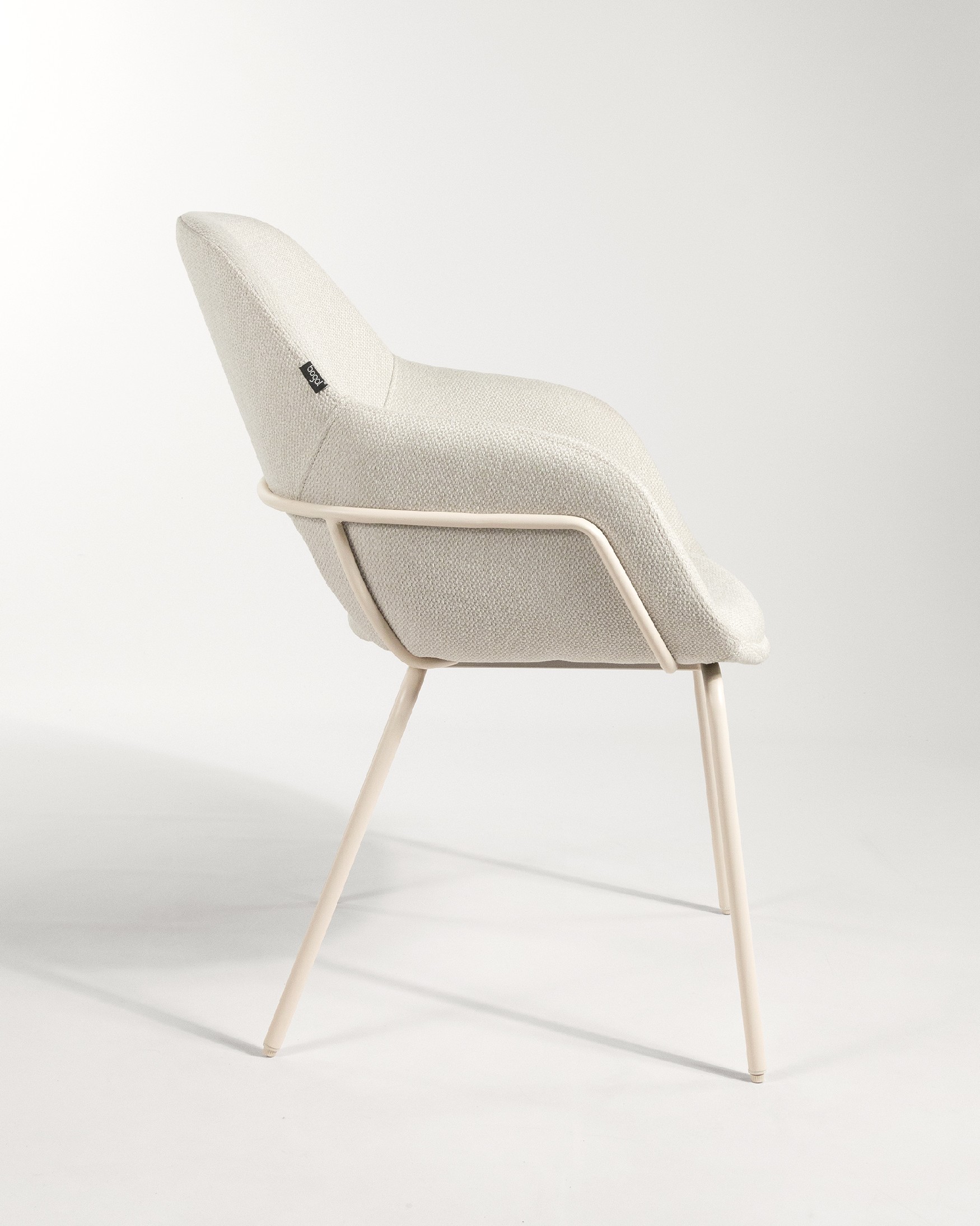 Silla Brisbane con tapizado nacar y patas metálicas marfil