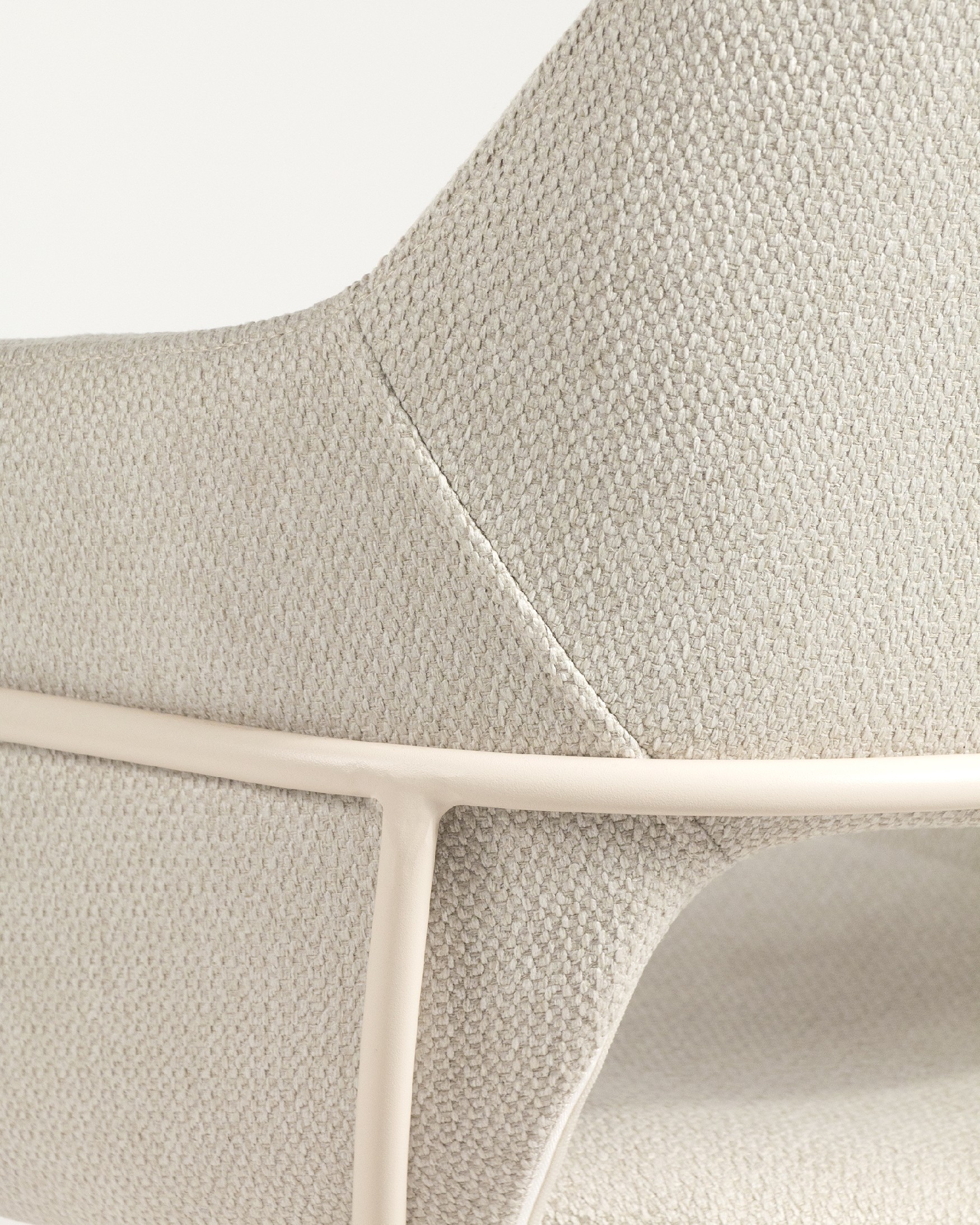 Silla Brisbane con tapizado nacar y patas metálicas marfil