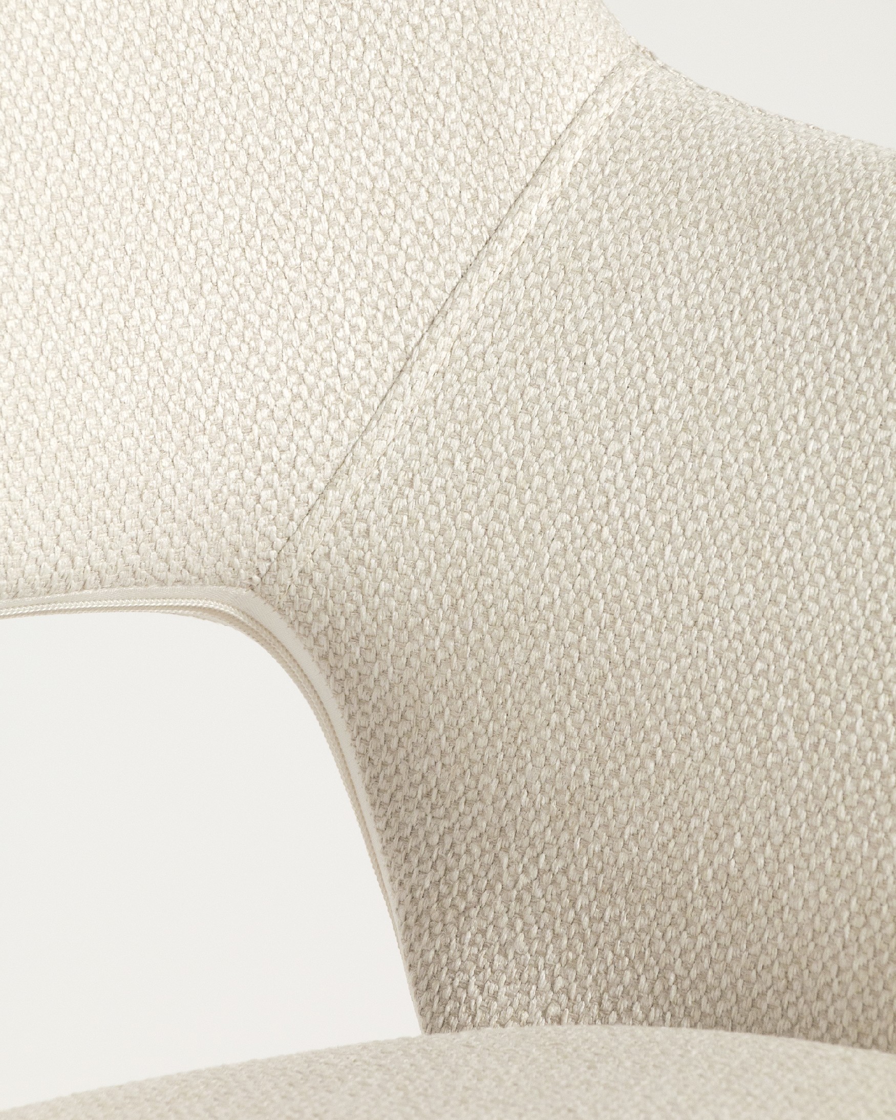 Silla Brisbane con tapizado nacar y patas metálicas marfil