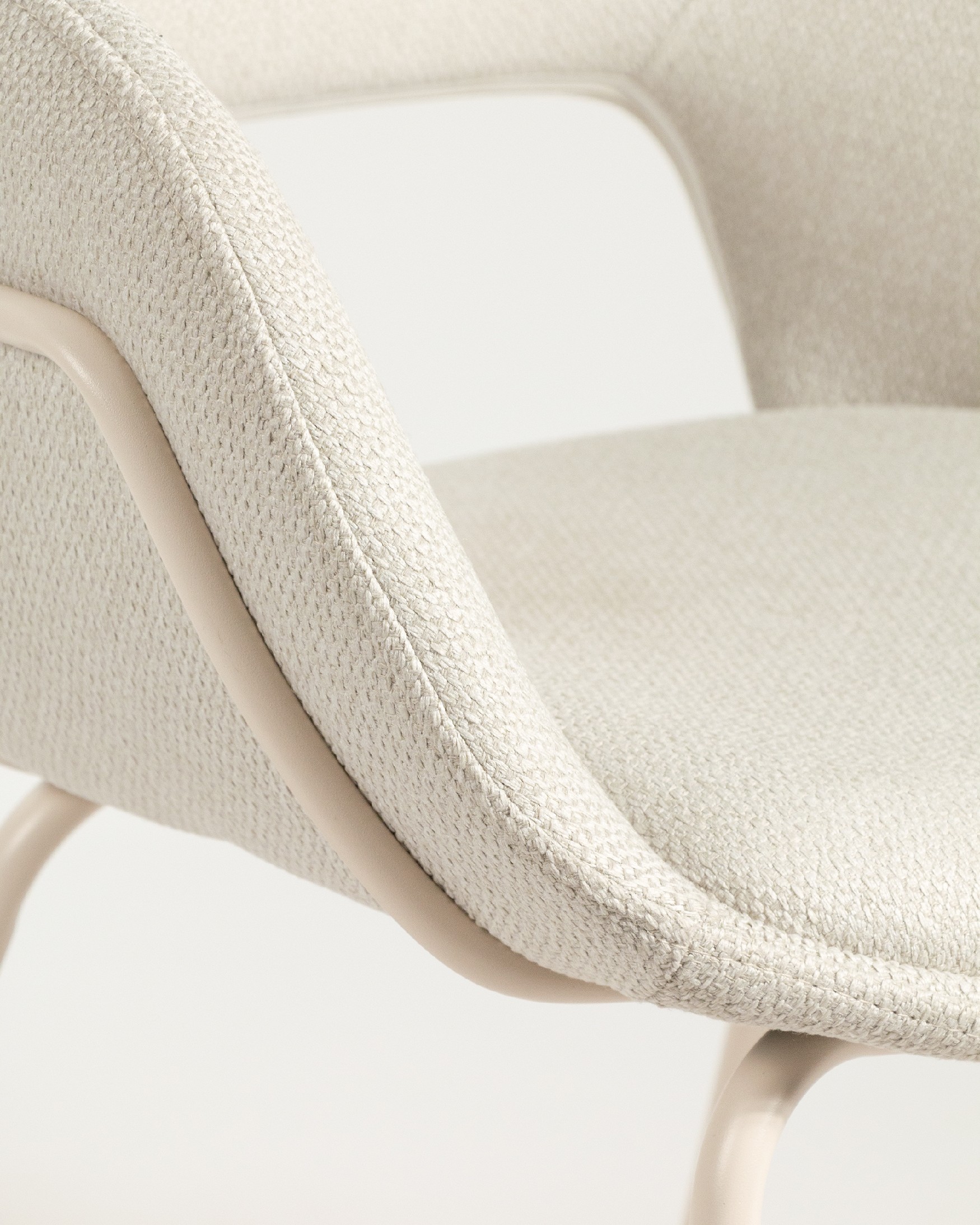 Silla Brisbane con tapizado nacar y patas metálicas marfil