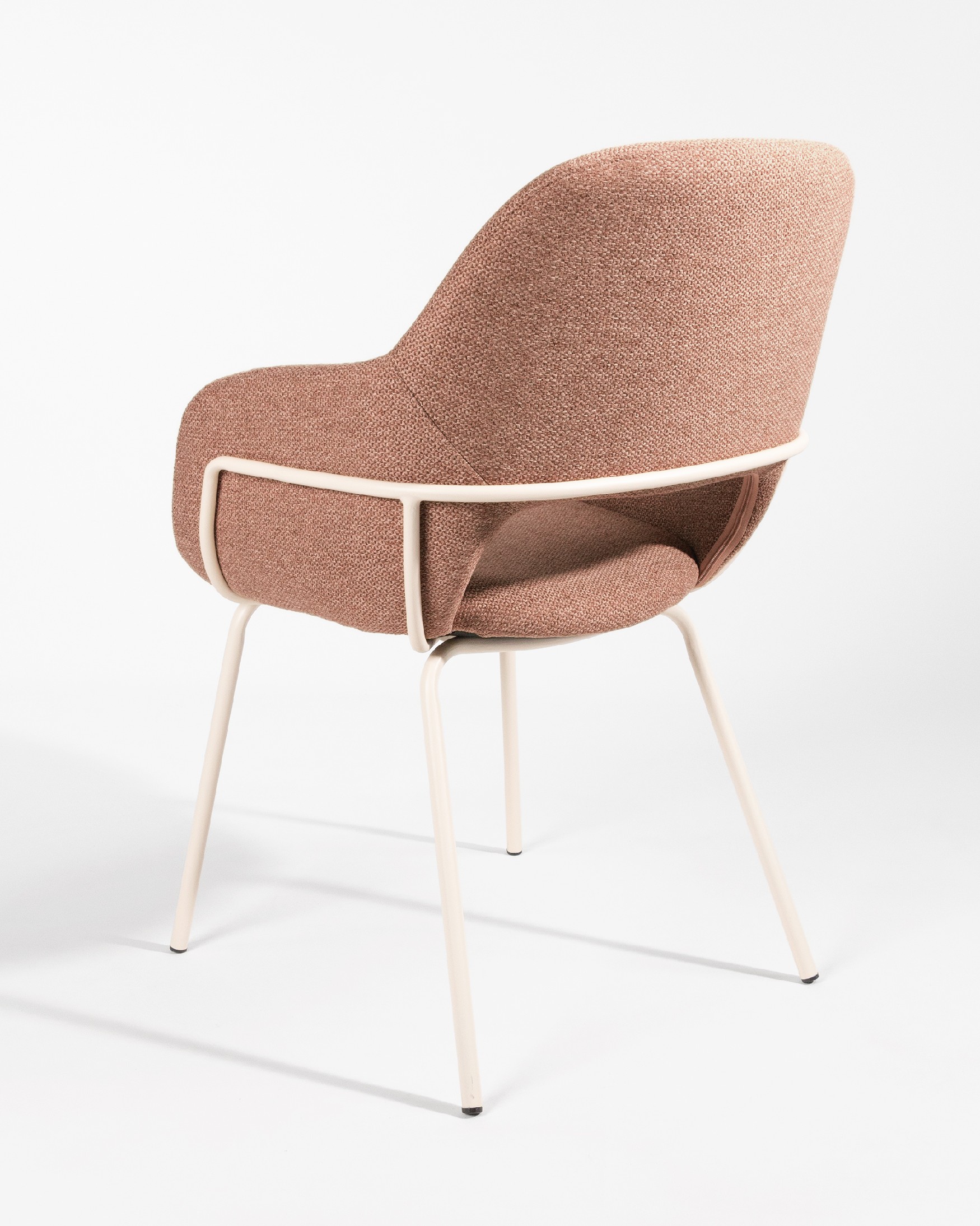 Chaise Brisbane avec rembourrage saumon et pieds métalliques ivoire