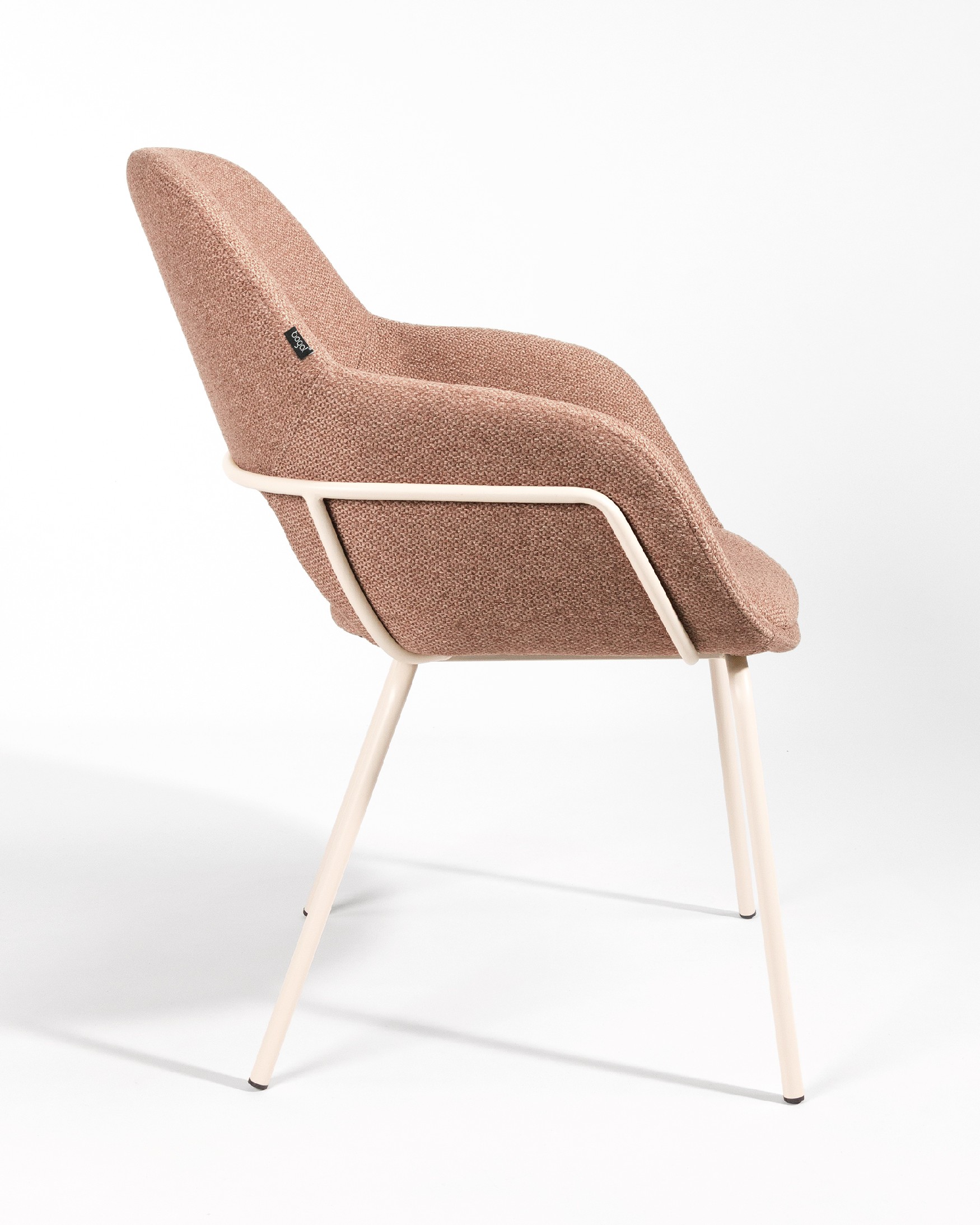 Chaise Brisbane avec rembourrage saumon et pieds métalliques ivoire