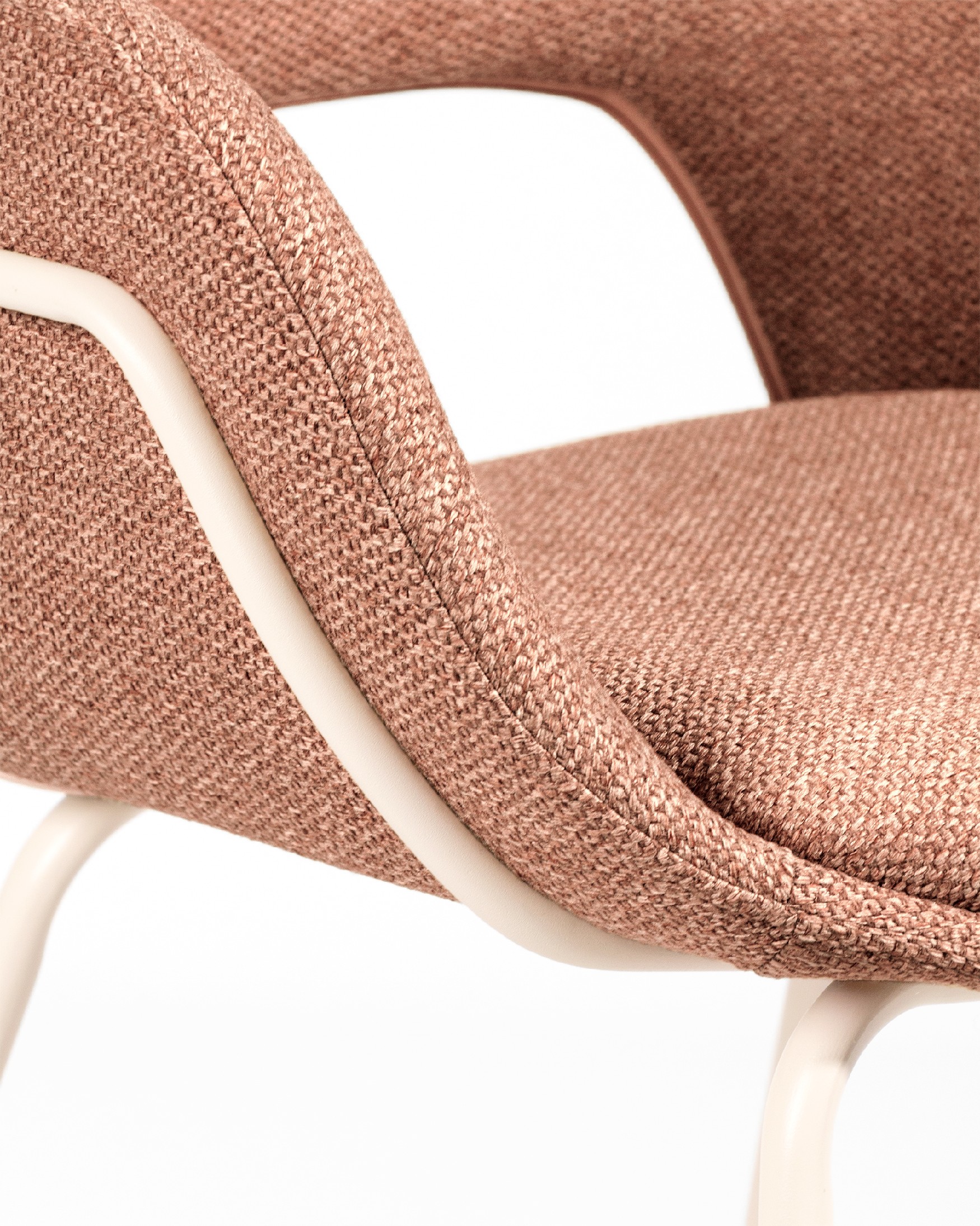 Chaise Brisbane avec rembourrage saumon et pieds métalliques ivoire