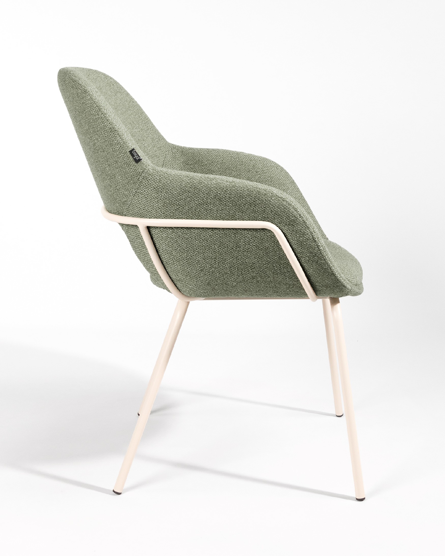 Silla Brisbane con tapizado verde y patas metálicas marfil