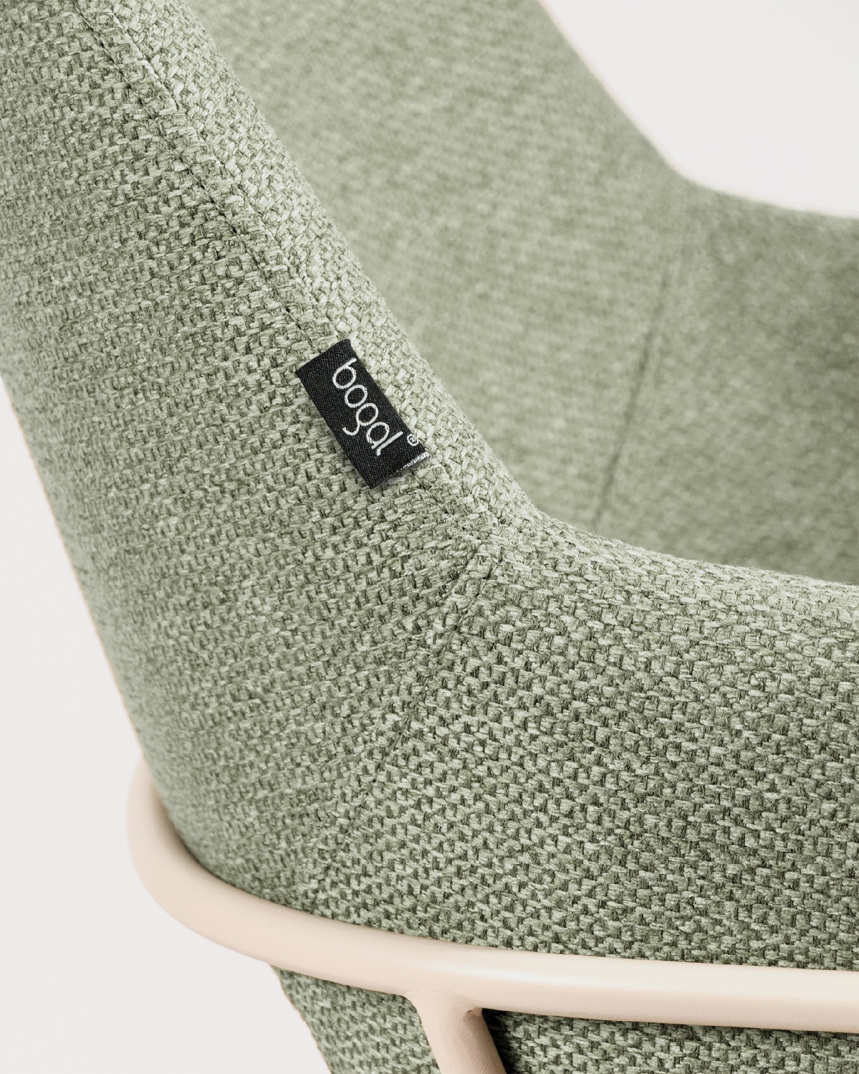 Silla Brisbane con tapizado verde y patas metálicas marfil