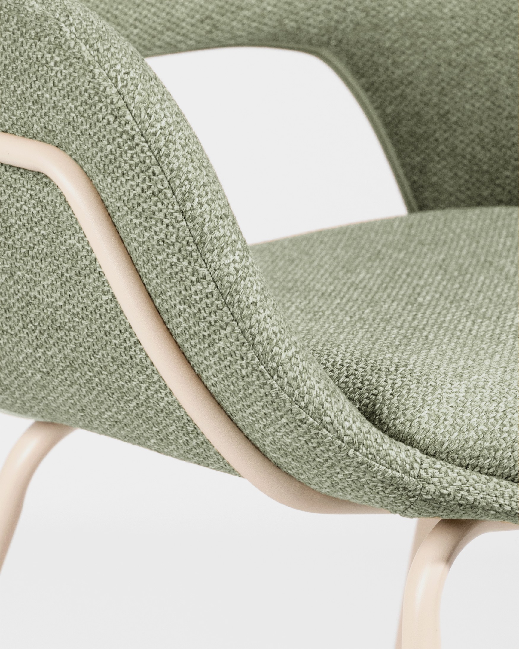 Silla Brisbane con tapizado verde y patas metálicas marfil