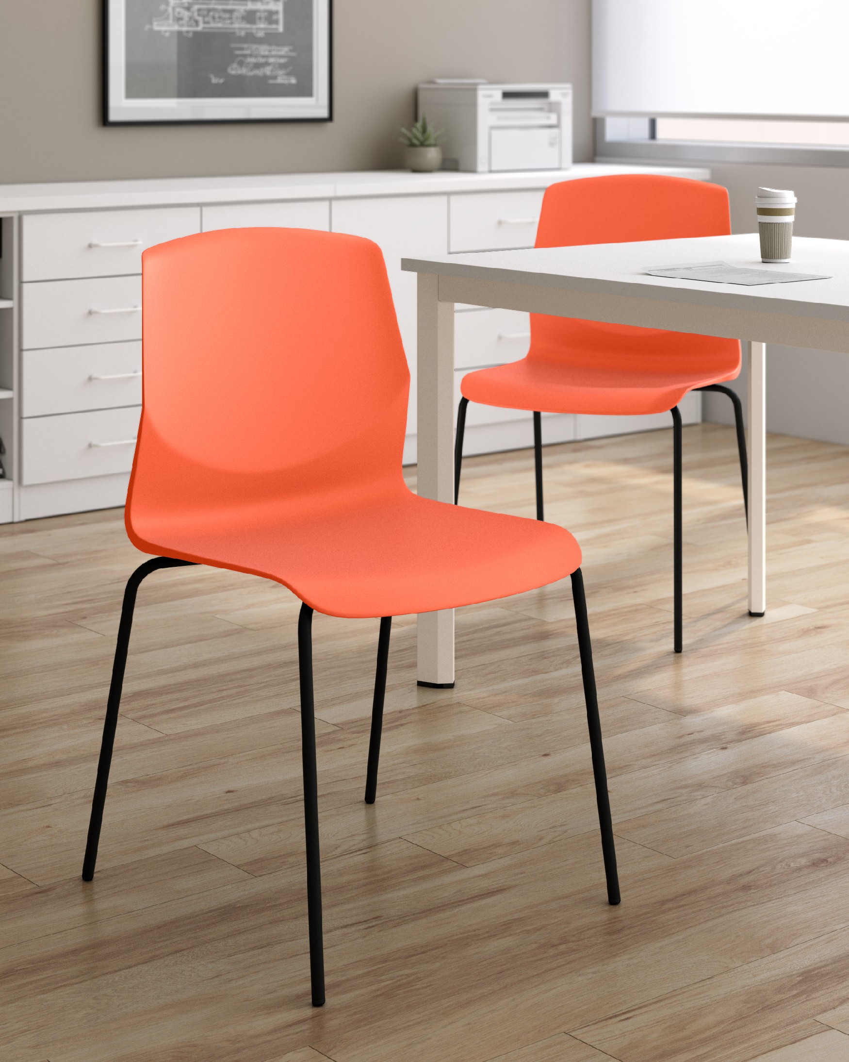 Chaise Bristol en polypropylène corail avec des pieds métalliques noirs
