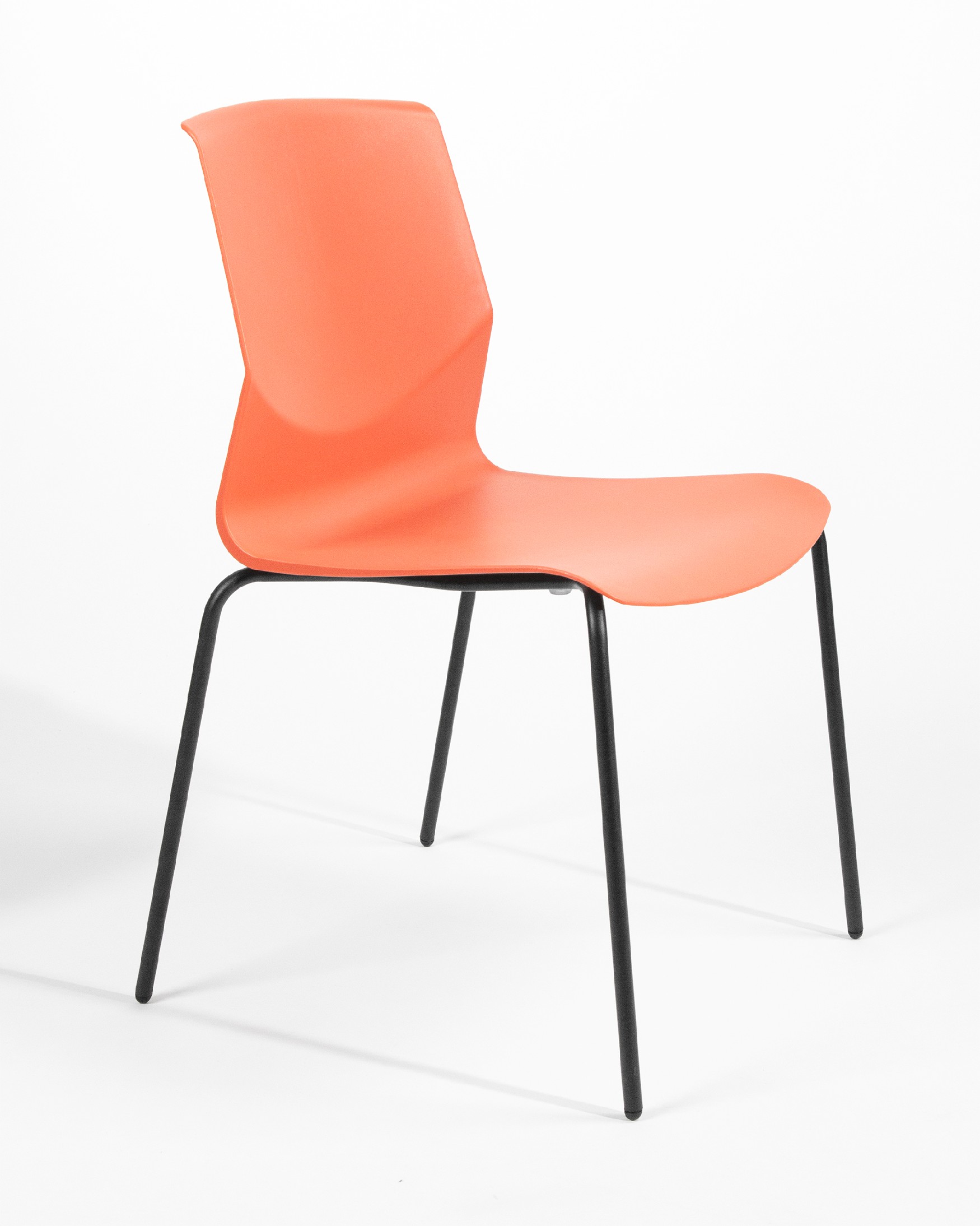 Chaise Bristol en polypropylène corail avec des pieds métalliques noirs