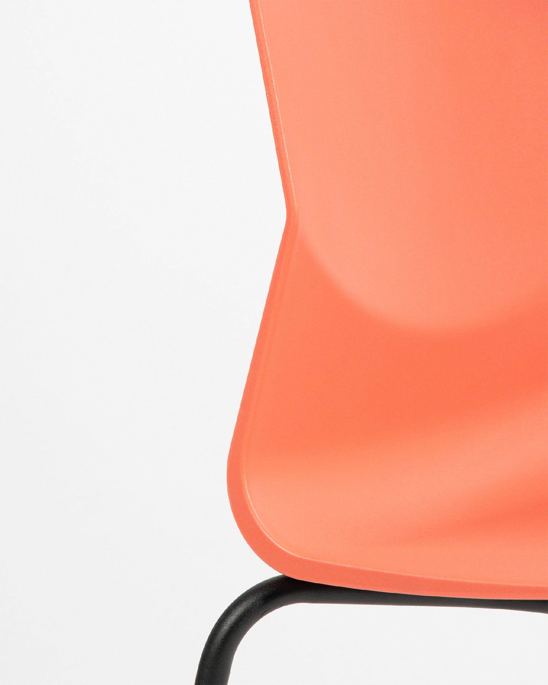 Chaise Bristol en polypropylène corail avec des pieds métalliques noirs