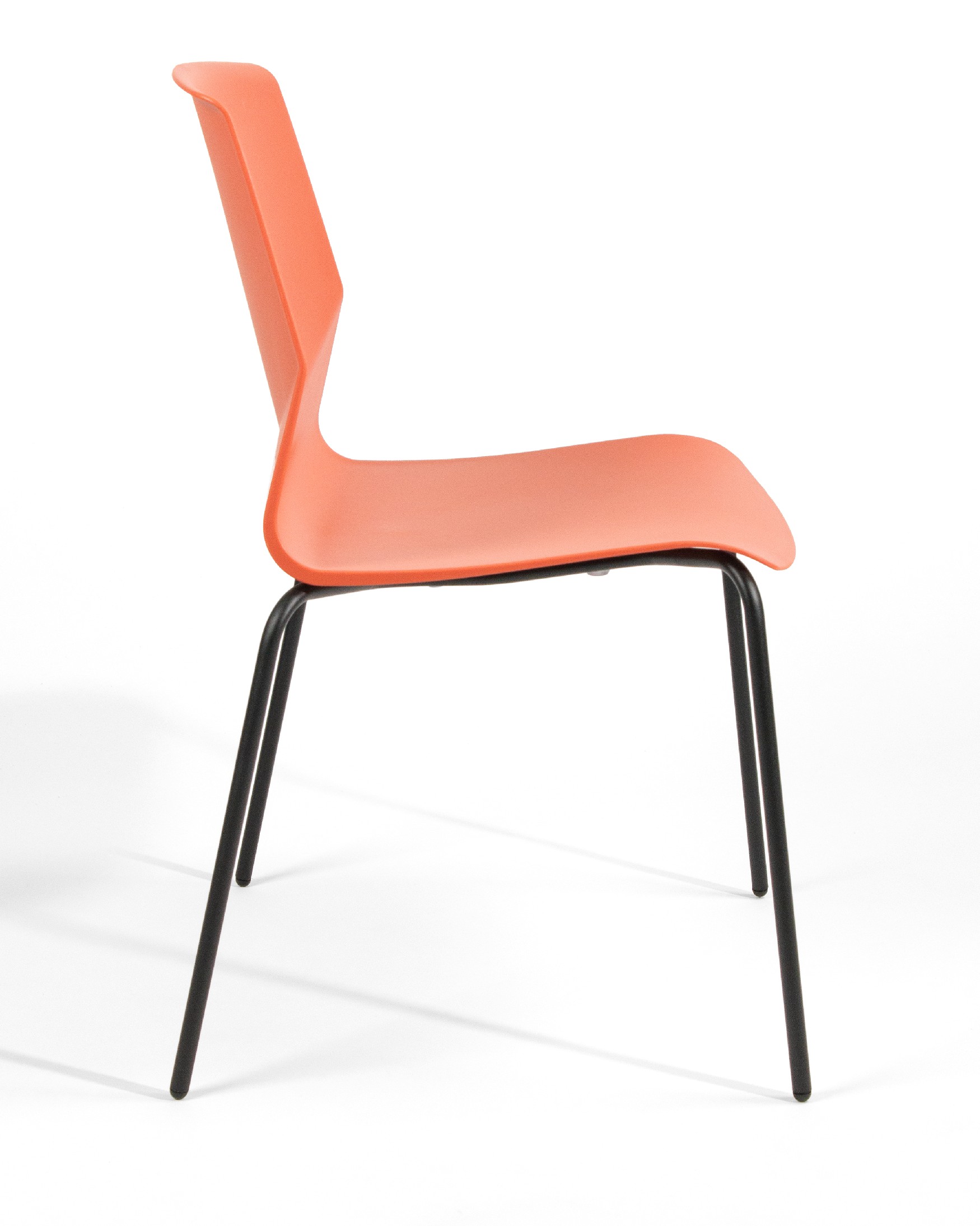Chaise Bristol en polypropylène corail avec des pieds métalliques noirs