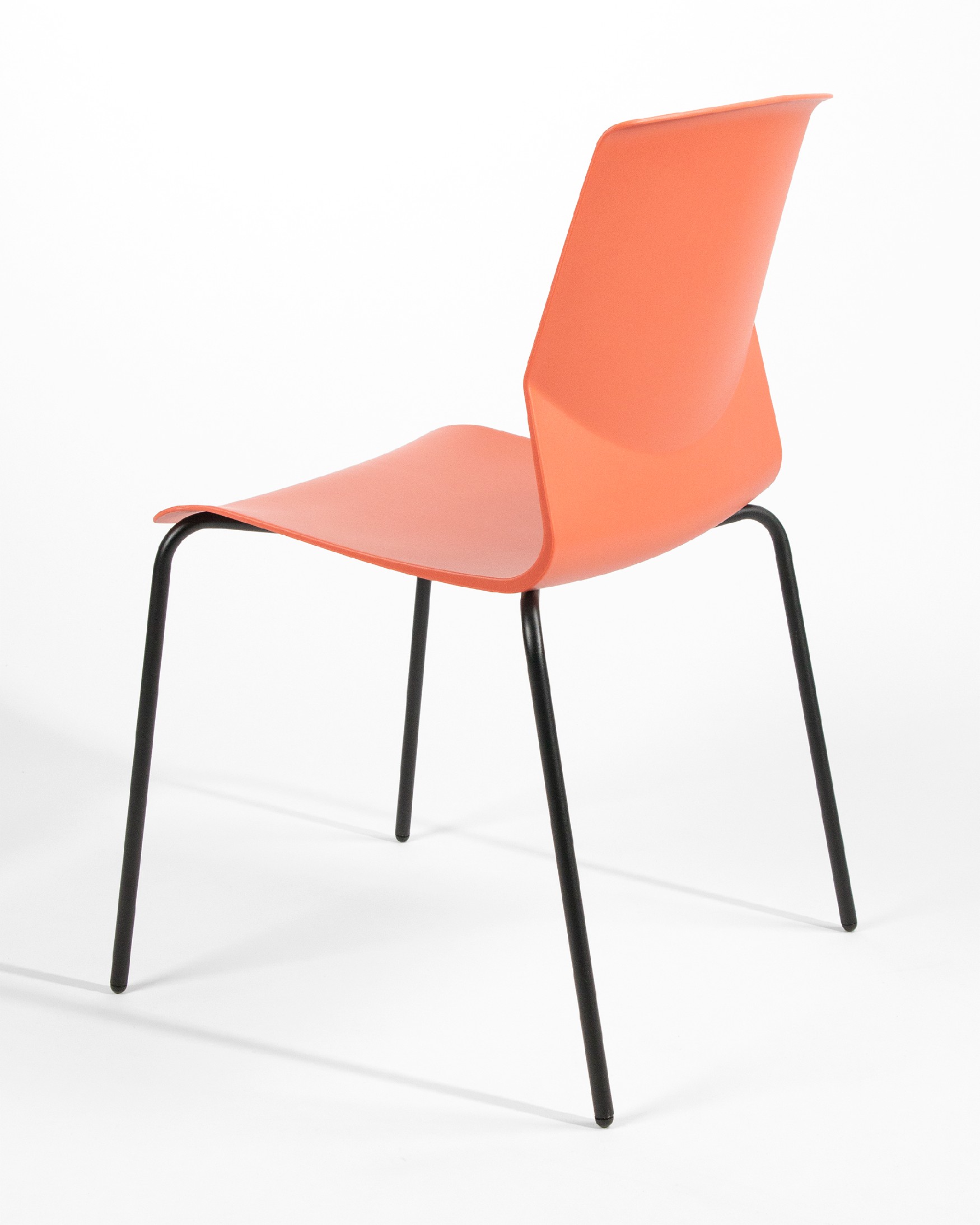 Chaise Bristol en polypropylène corail avec des pieds métalliques noirs