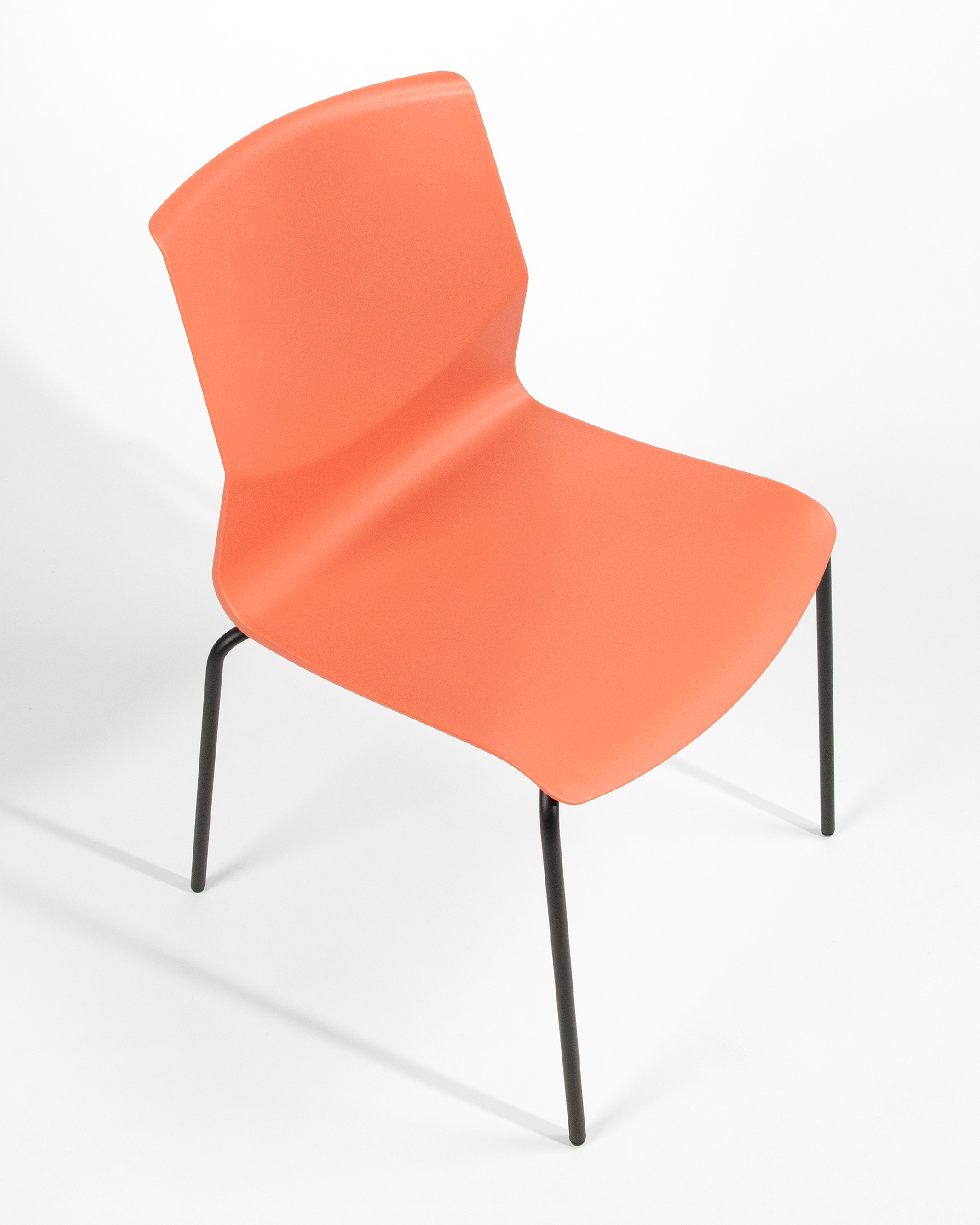 Chaise Bristol en polypropylène corail avec des pieds métalliques noirs