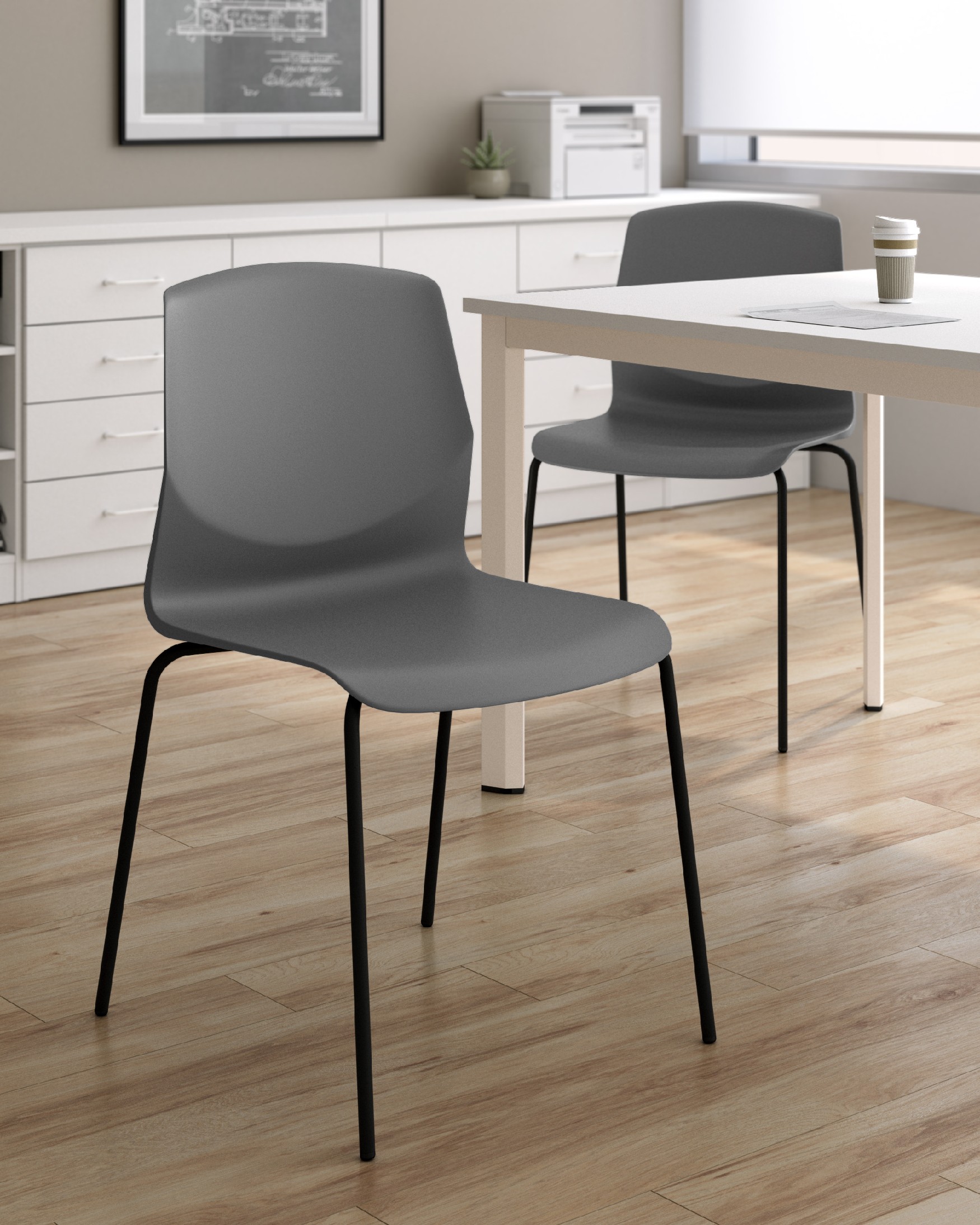 Chaise Bristol en polypropylène graphite avec des pieds métalliques noirs