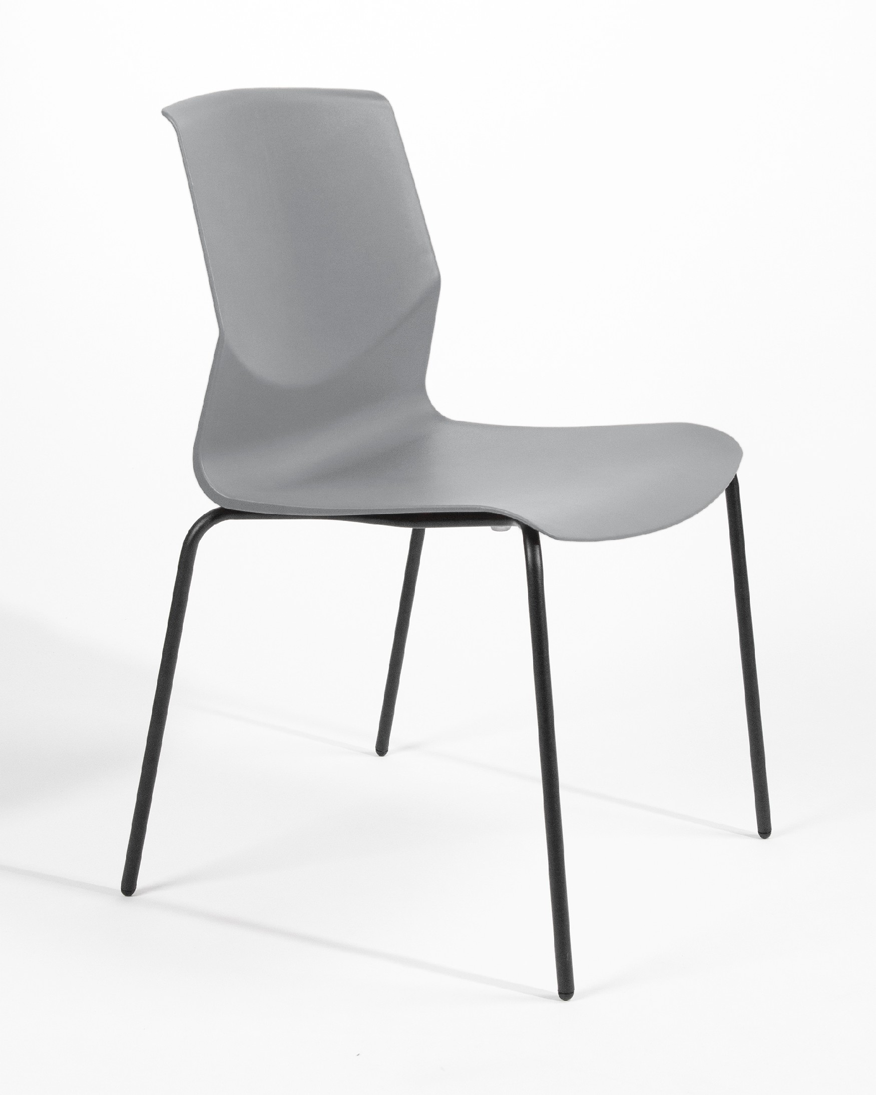 Chaise Bristol en polypropylène graphite avec des pieds métalliques noirs