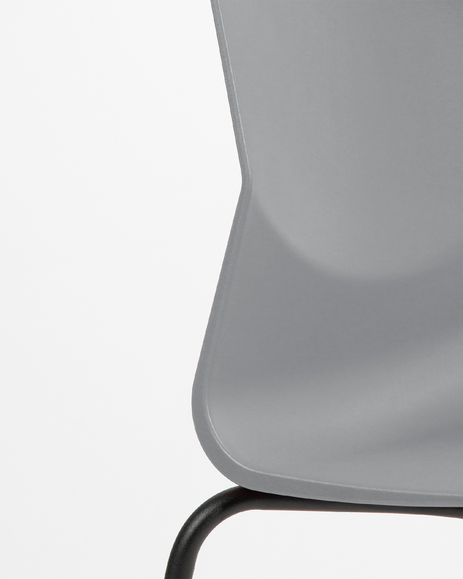 Chaise Bristol en polypropylène graphite avec des pieds métalliques noirs