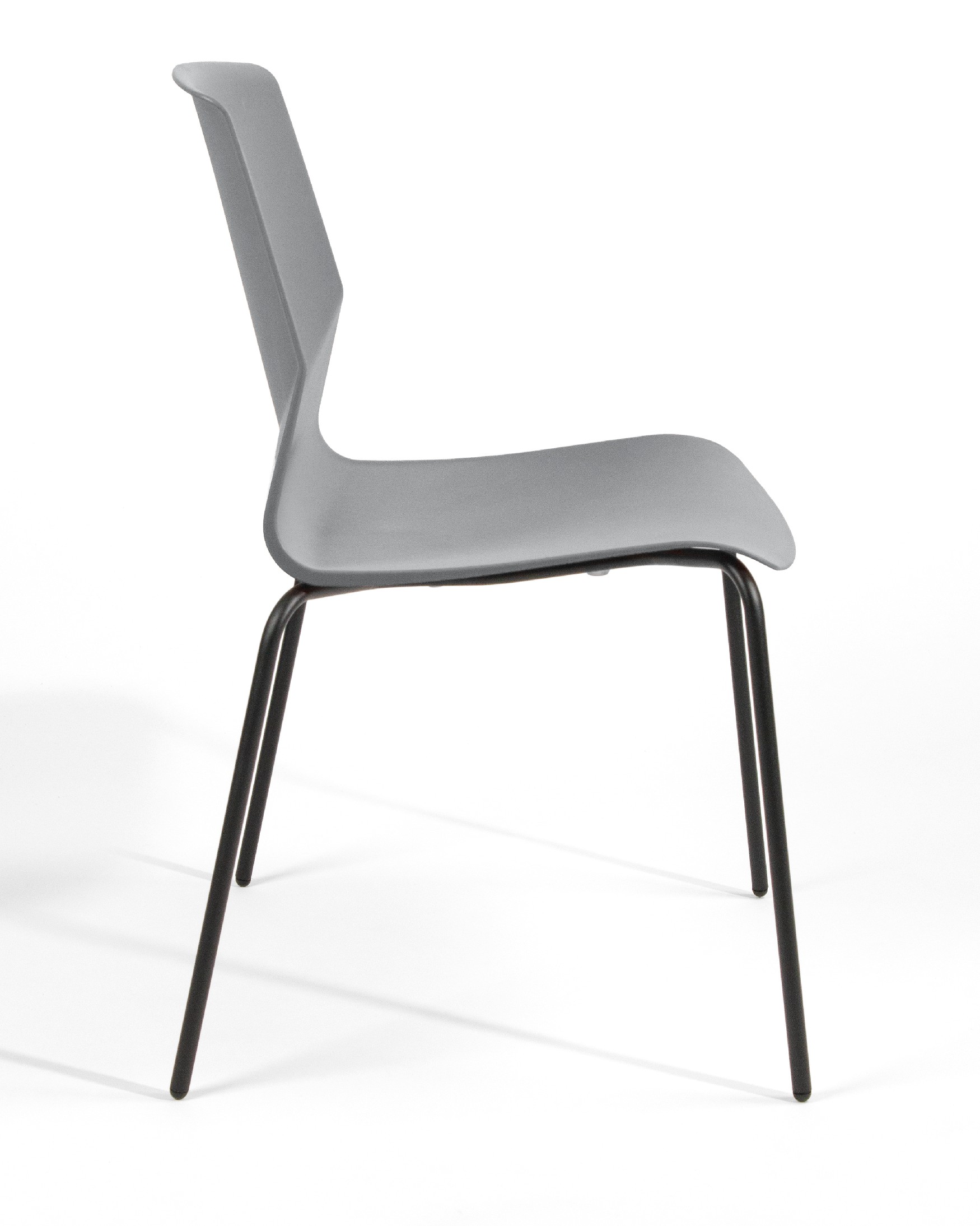 Chaise Bristol en polypropylène graphite avec des pieds métalliques noirs