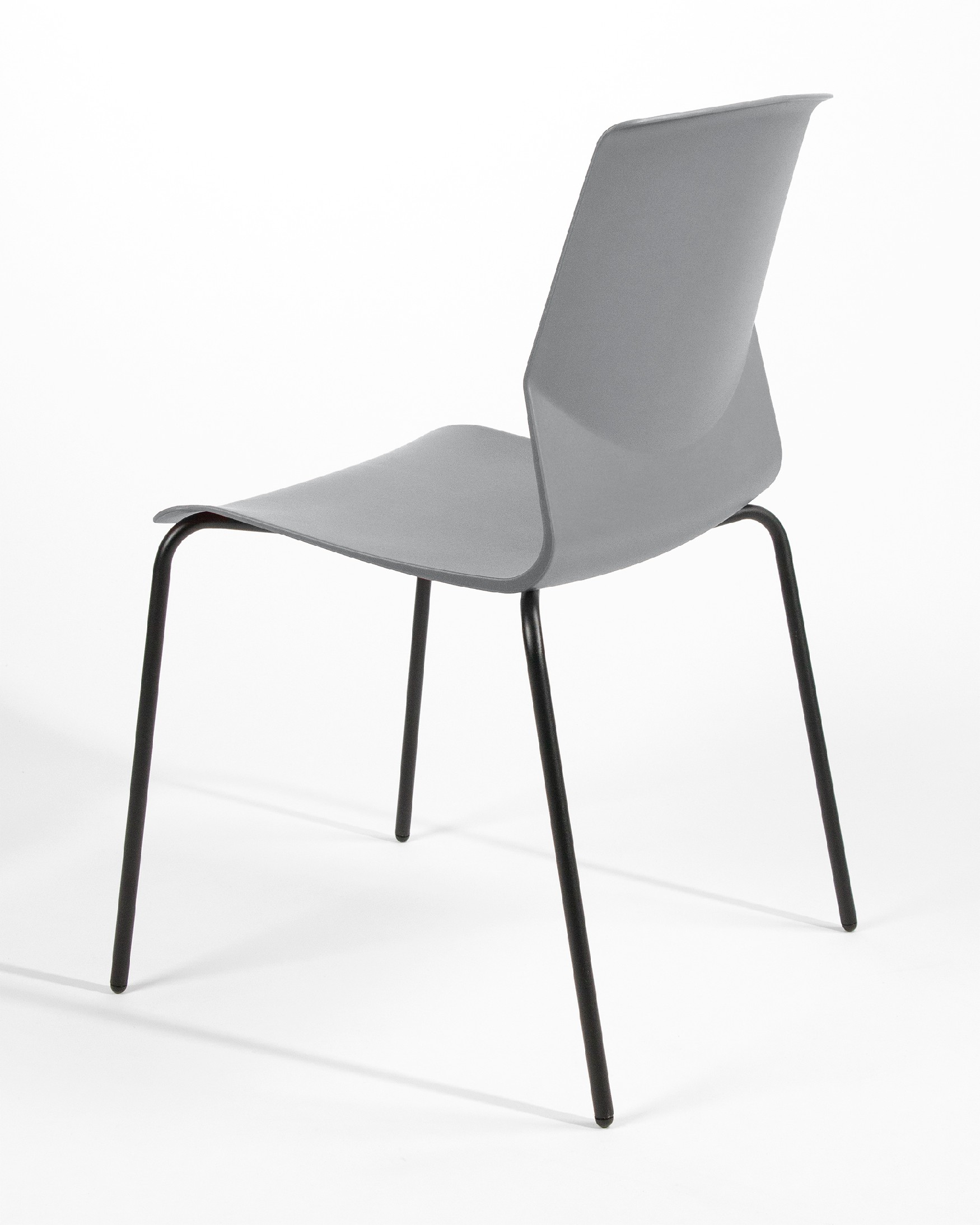 Chaise Bristol en polypropylène graphite avec des pieds métalliques noirs