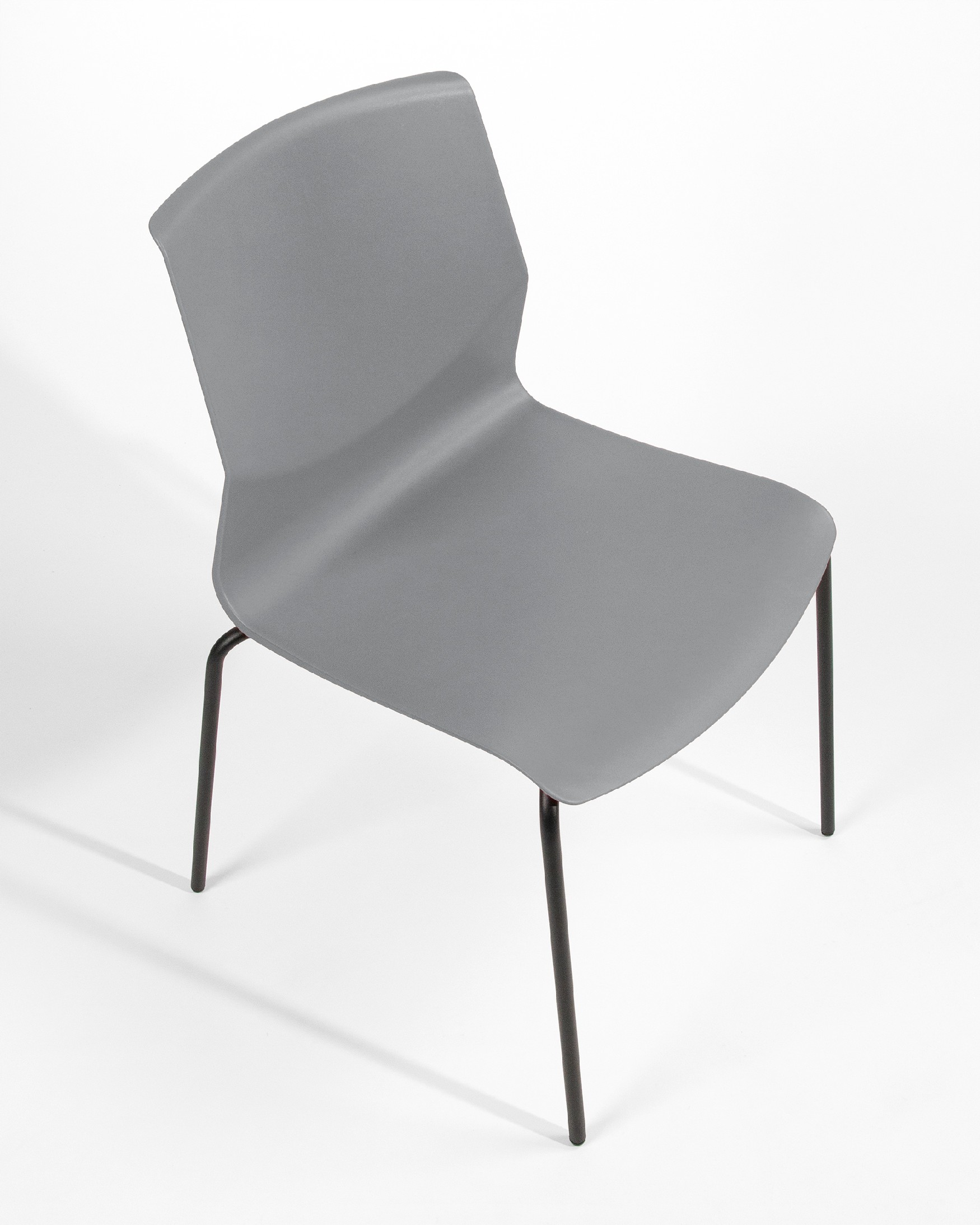 Chaise Bristol en polypropylène graphite avec des pieds métalliques noirs