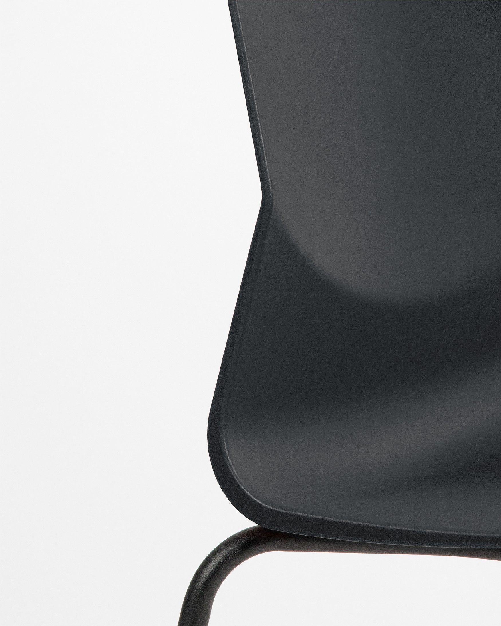 Bristol chair in black polypropylene with black metal legs