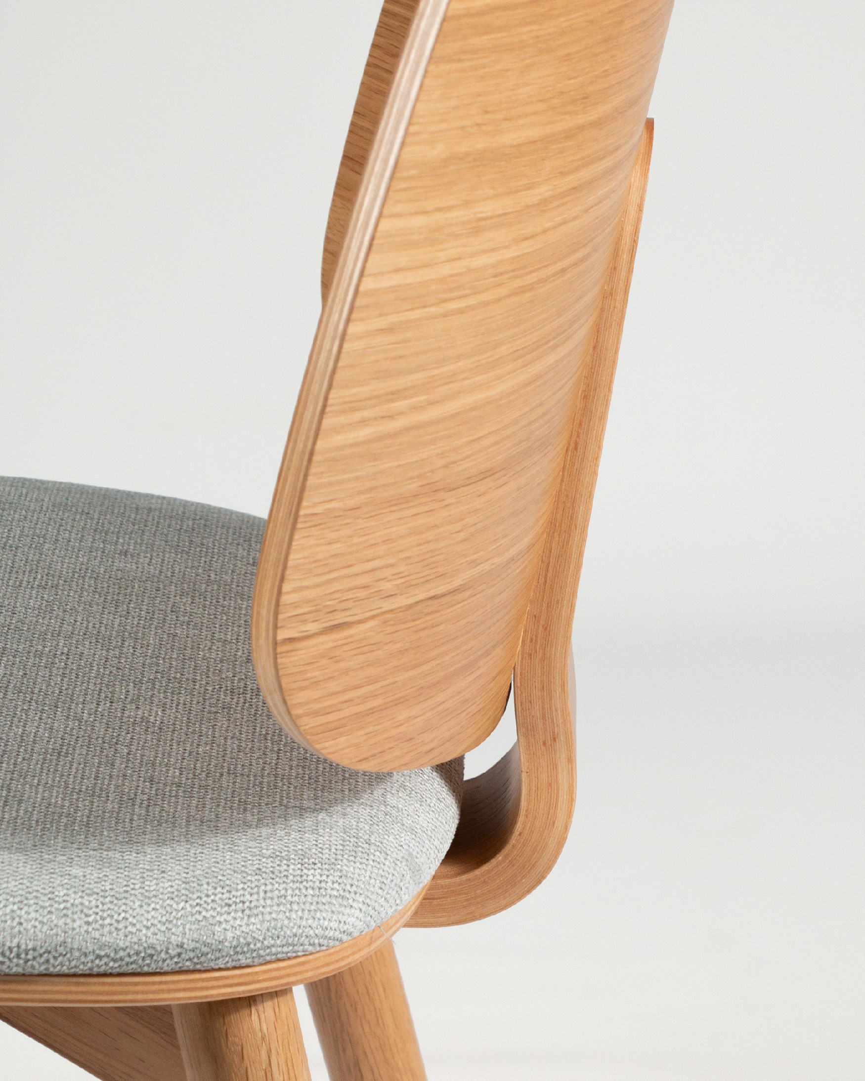 Chaise Caelum avec tapisserie grise et structure en chêne naturel