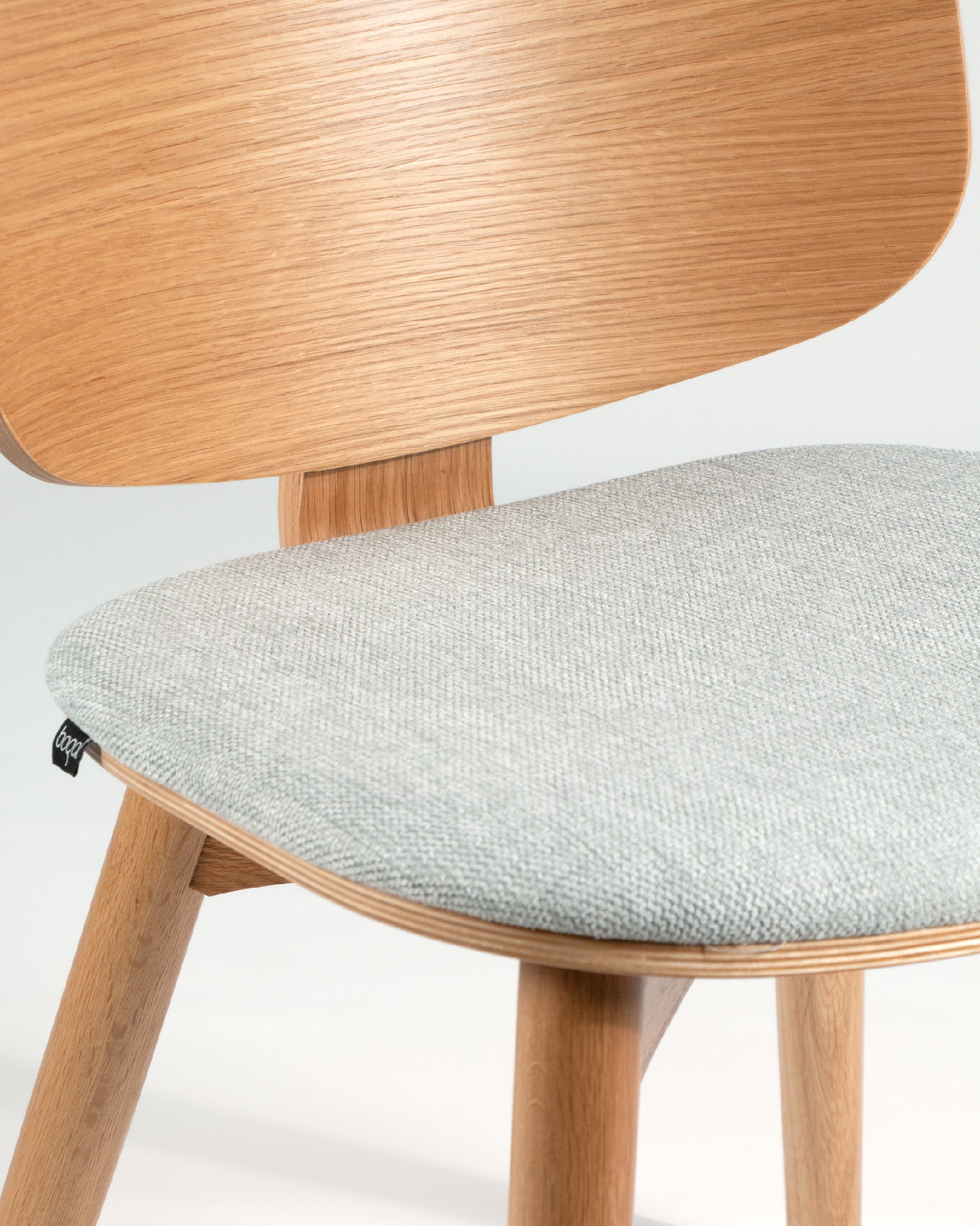 Chaise Caelum avec tapisserie grise et structure en chêne naturel