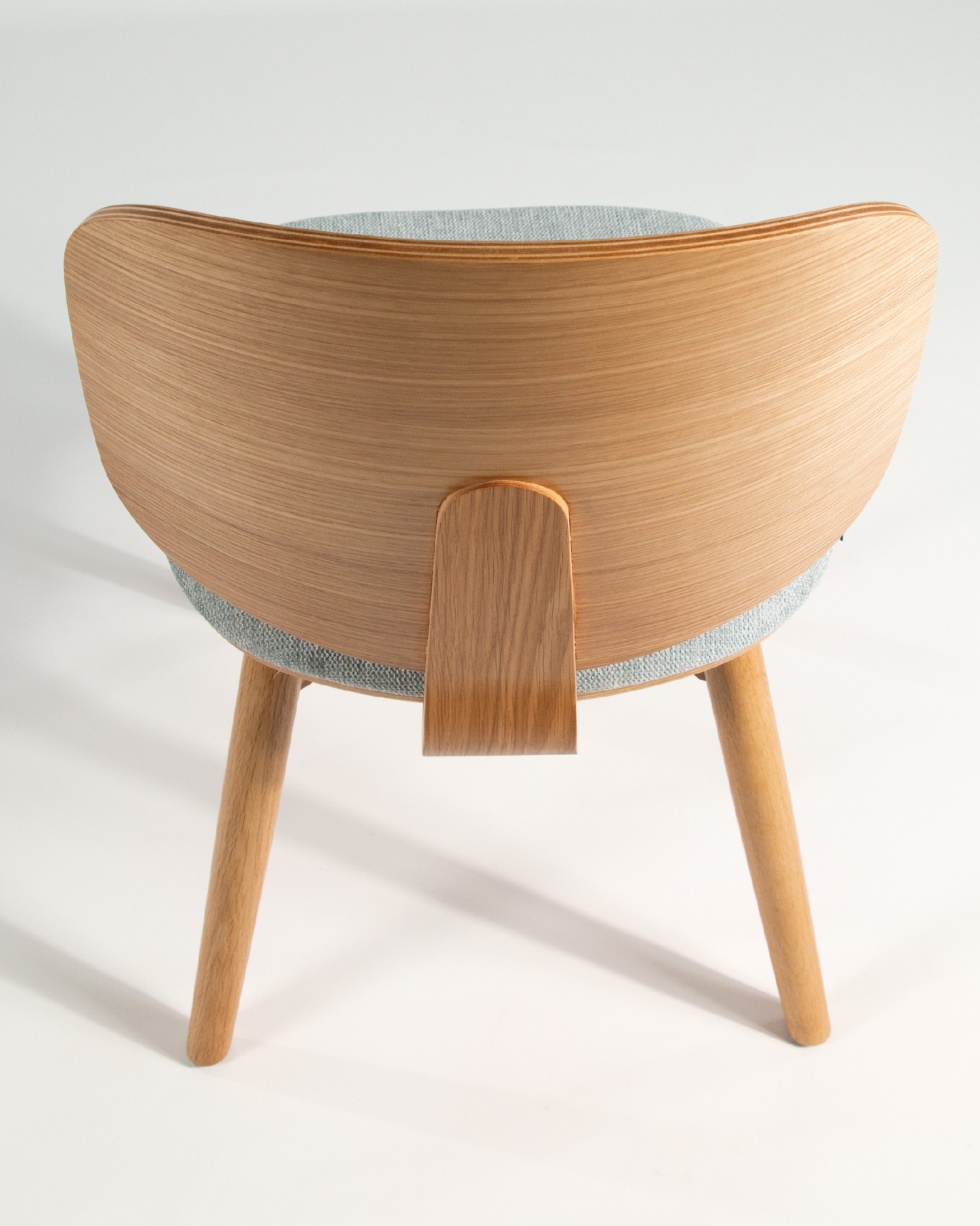 Chaise Caelum avec tapisserie grise et structure en chêne naturel