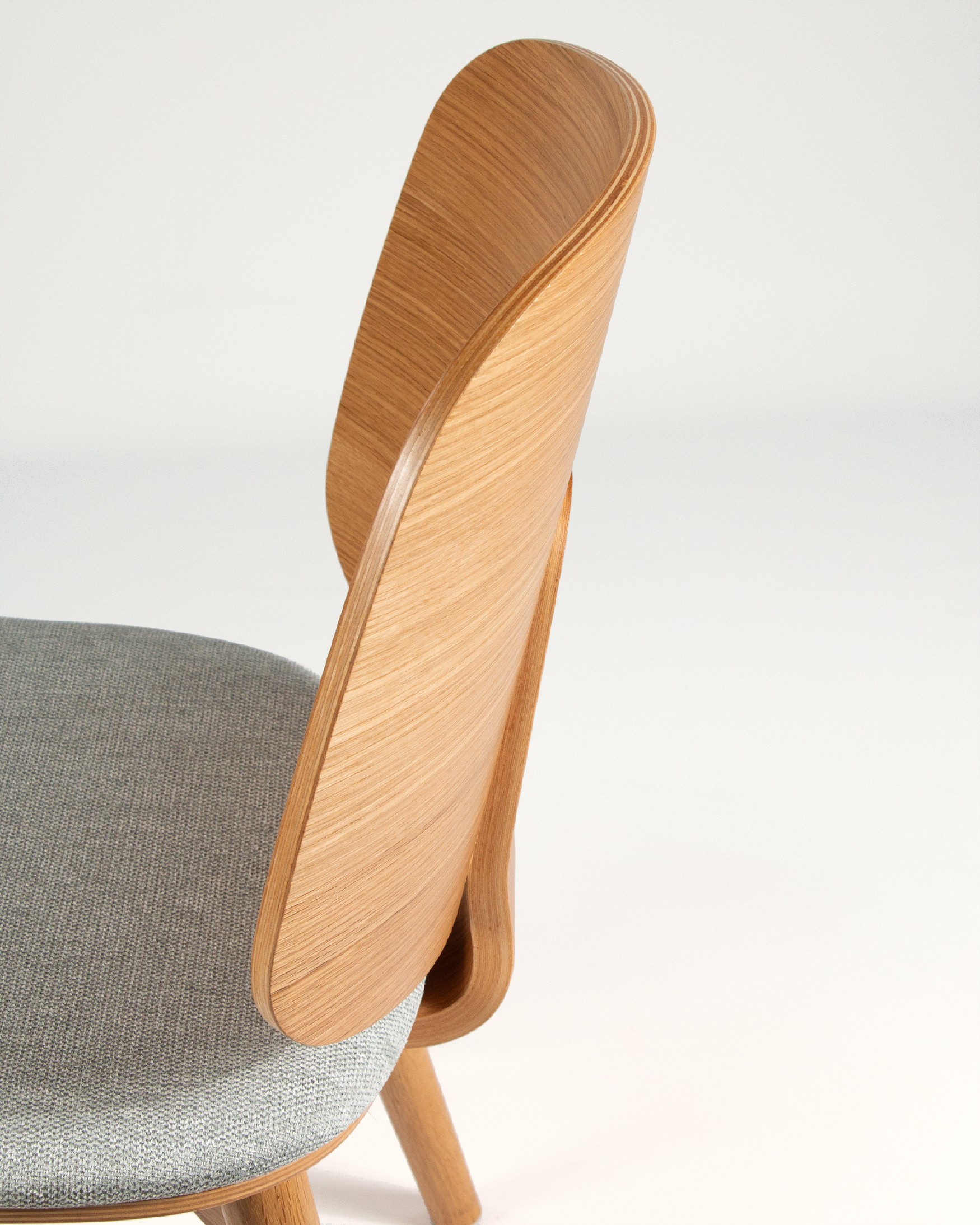 Chaise Caelum avec tapisserie grise et structure en chêne naturel