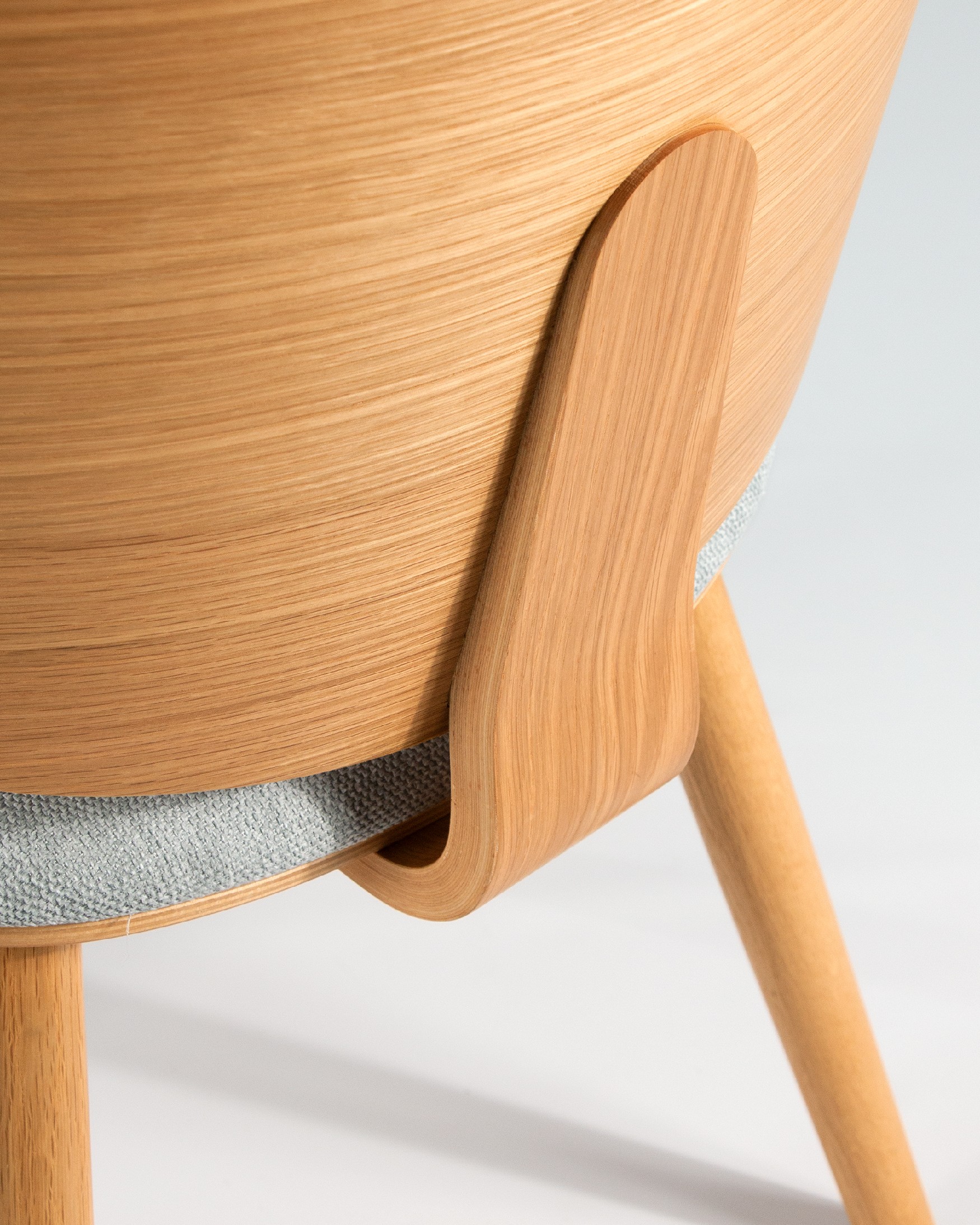 Chaise Caelum avec tapisserie grise et structure en chêne naturel