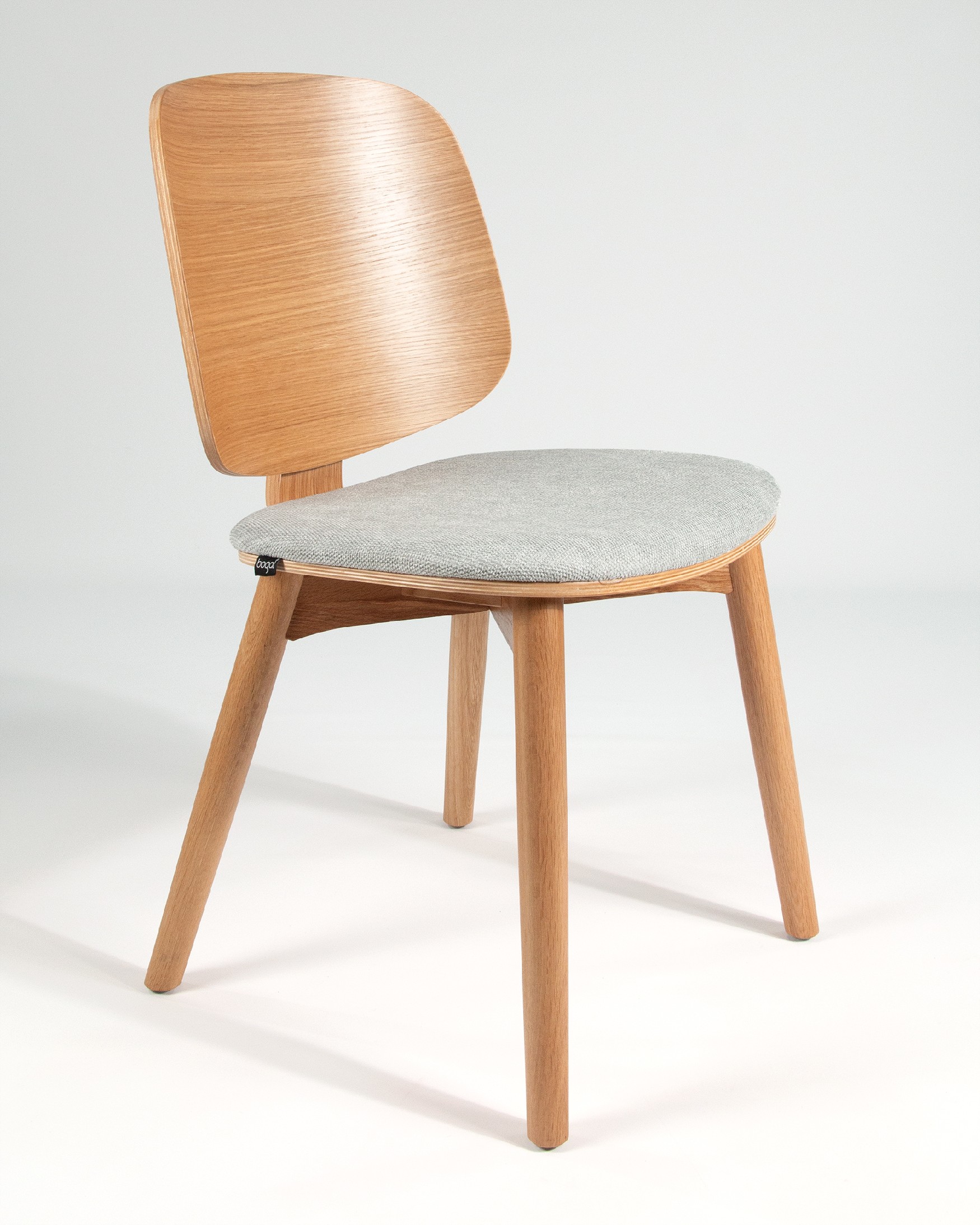 Chaise Caelum avec tapisserie grise et structure en chêne naturel