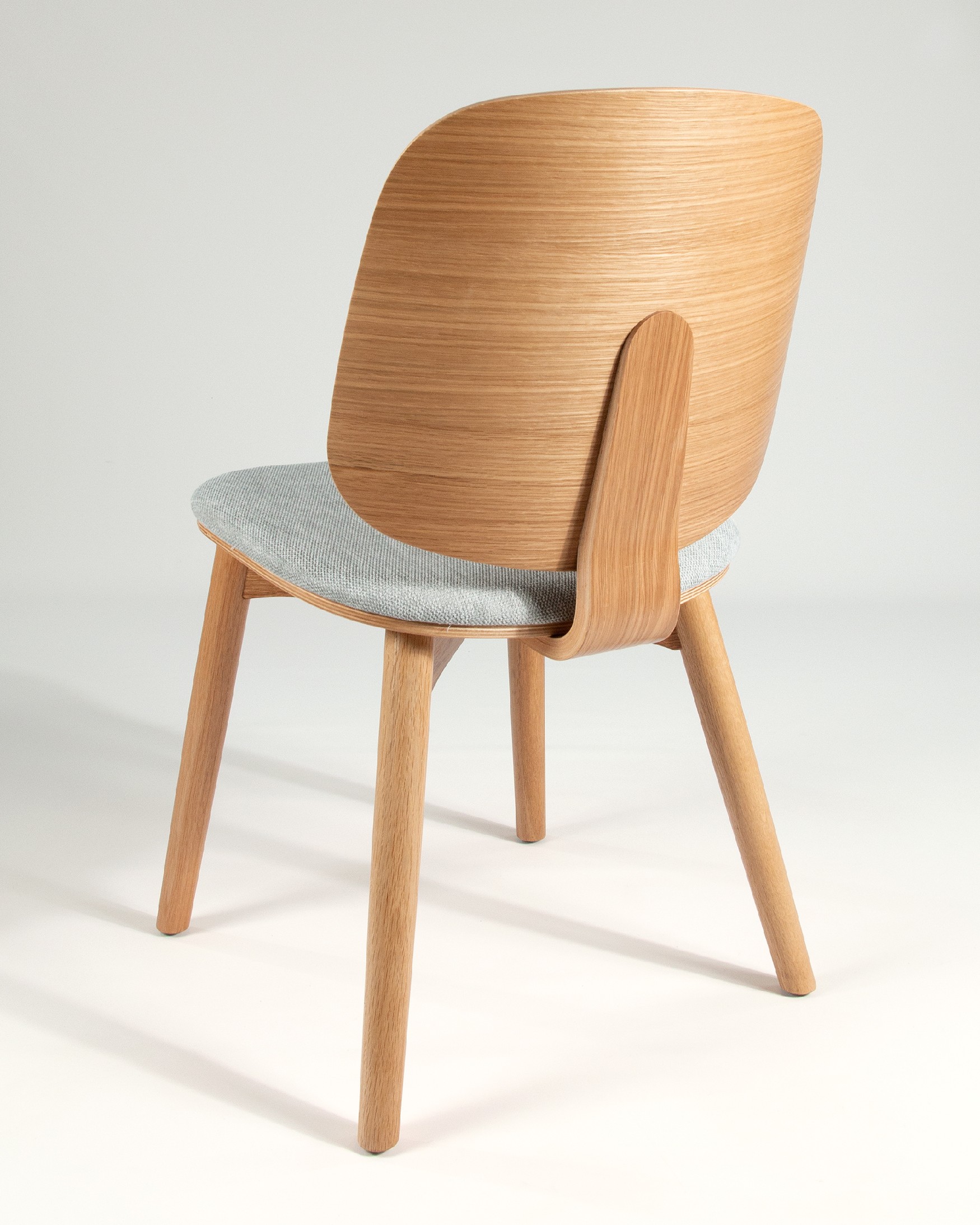 Chaise Caelum avec tapisserie grise et structure en chêne naturel
