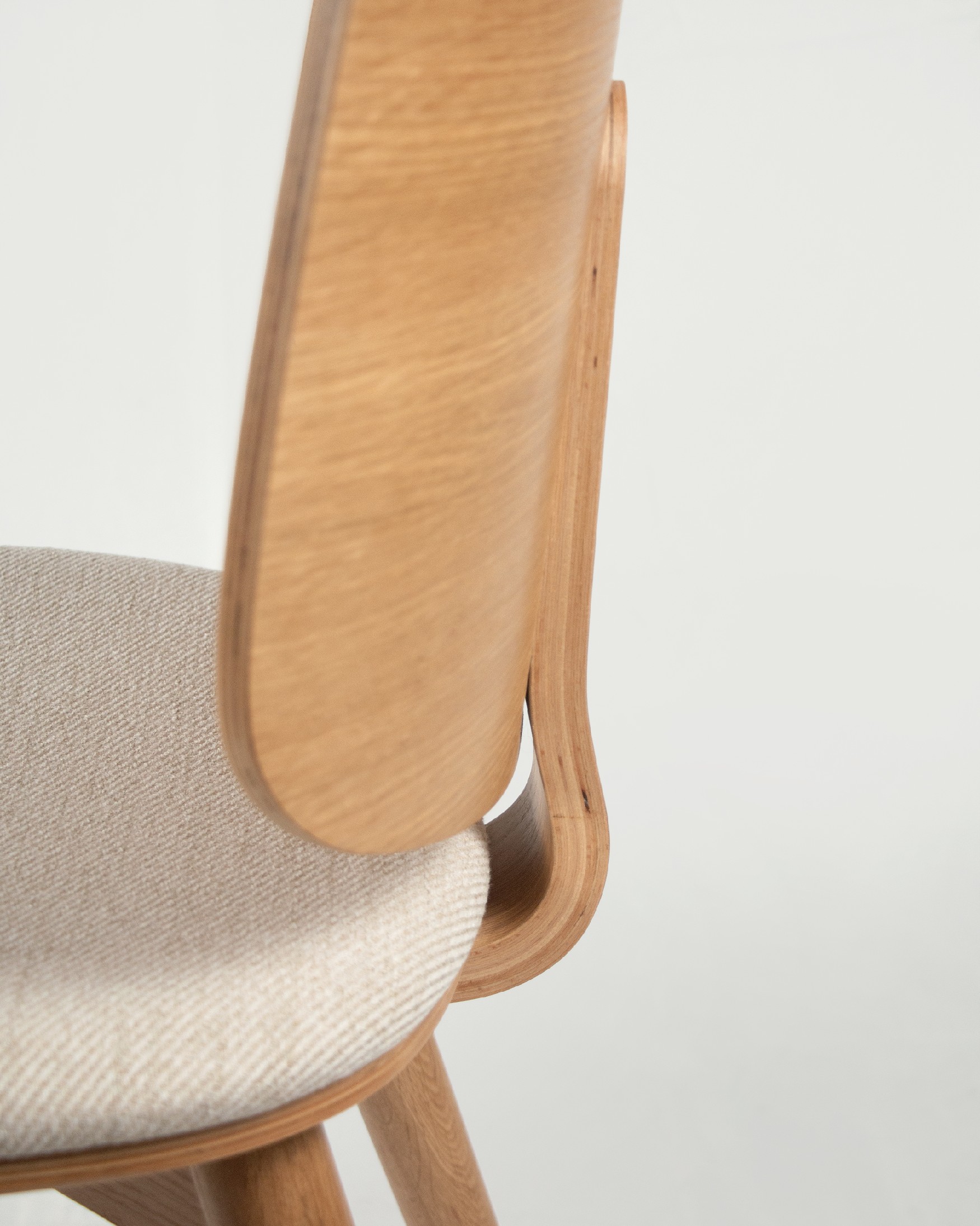 Chaise Caelum avec un revêtement en nacre et une structure en chêne naturel