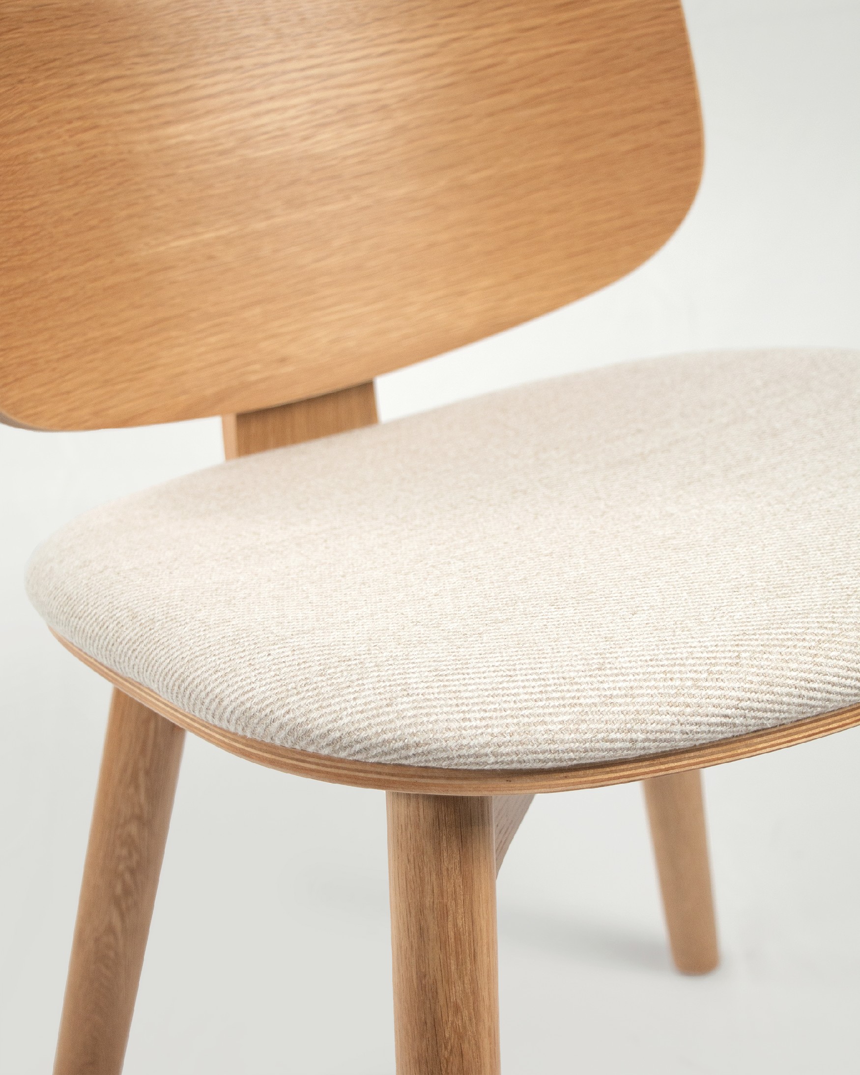 Chaise Caelum avec un revêtement en nacre et une structure en chêne naturel