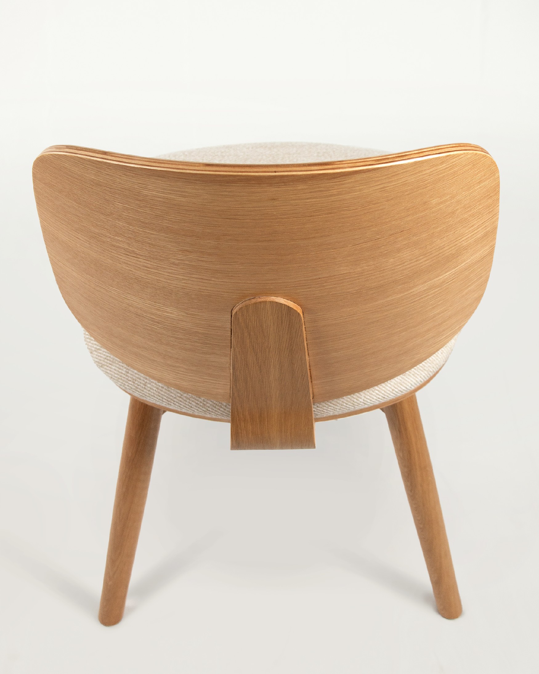 Chaise Caelum avec un revêtement en nacre et une structure en chêne naturel