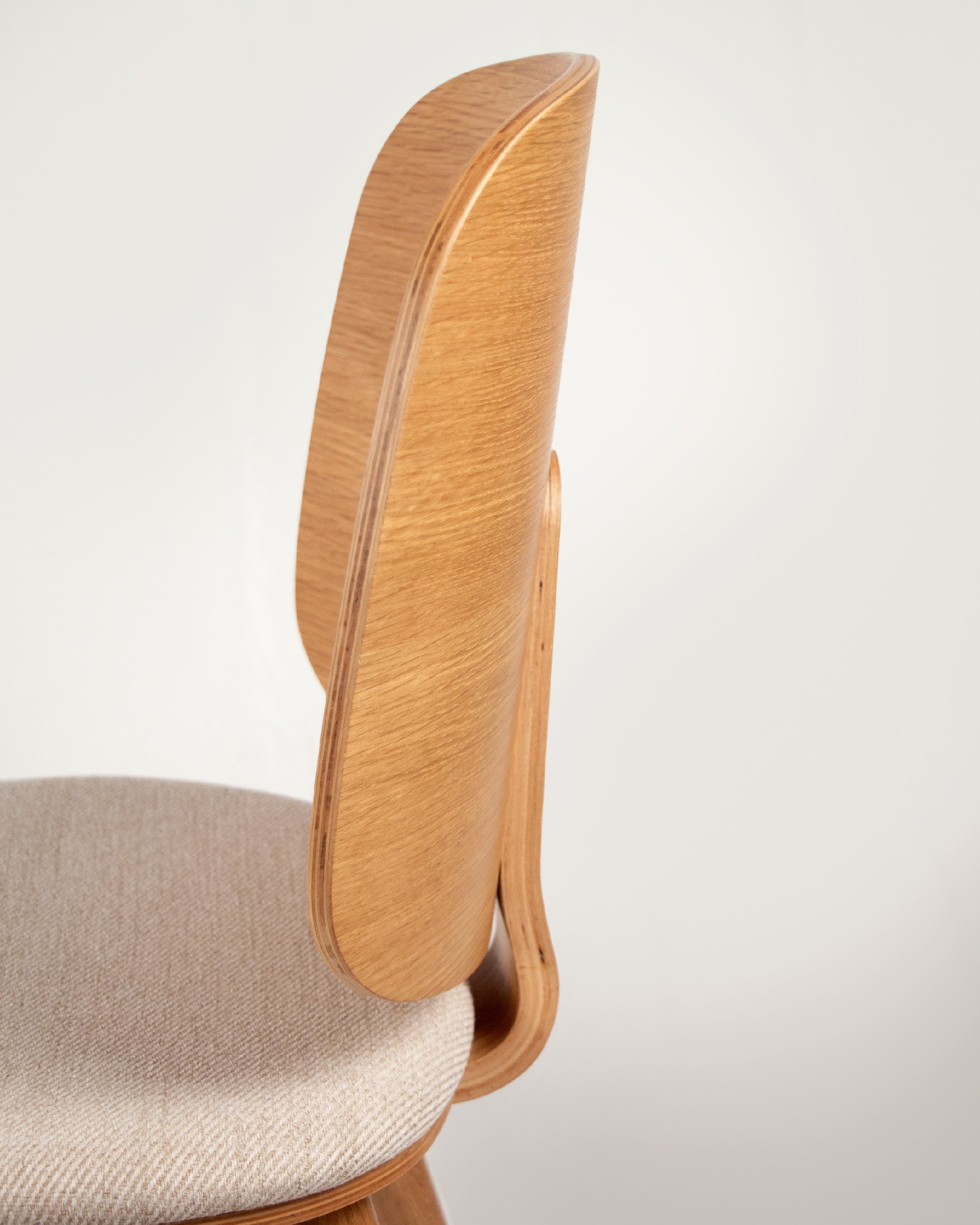 Chaise Caelum avec un revêtement en nacre et une structure en chêne naturel