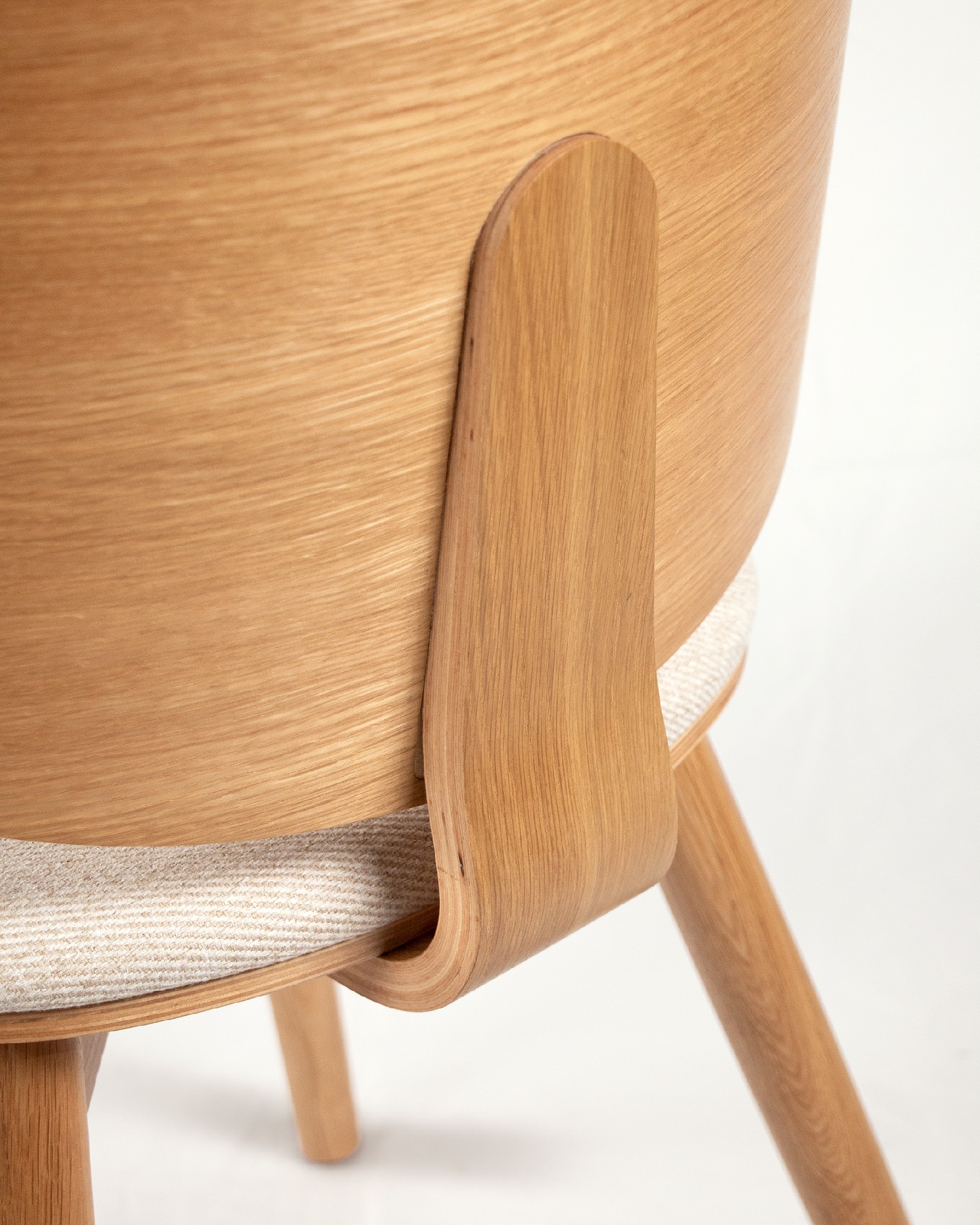 Chaise Caelum avec un revêtement en nacre et une structure en chêne naturel