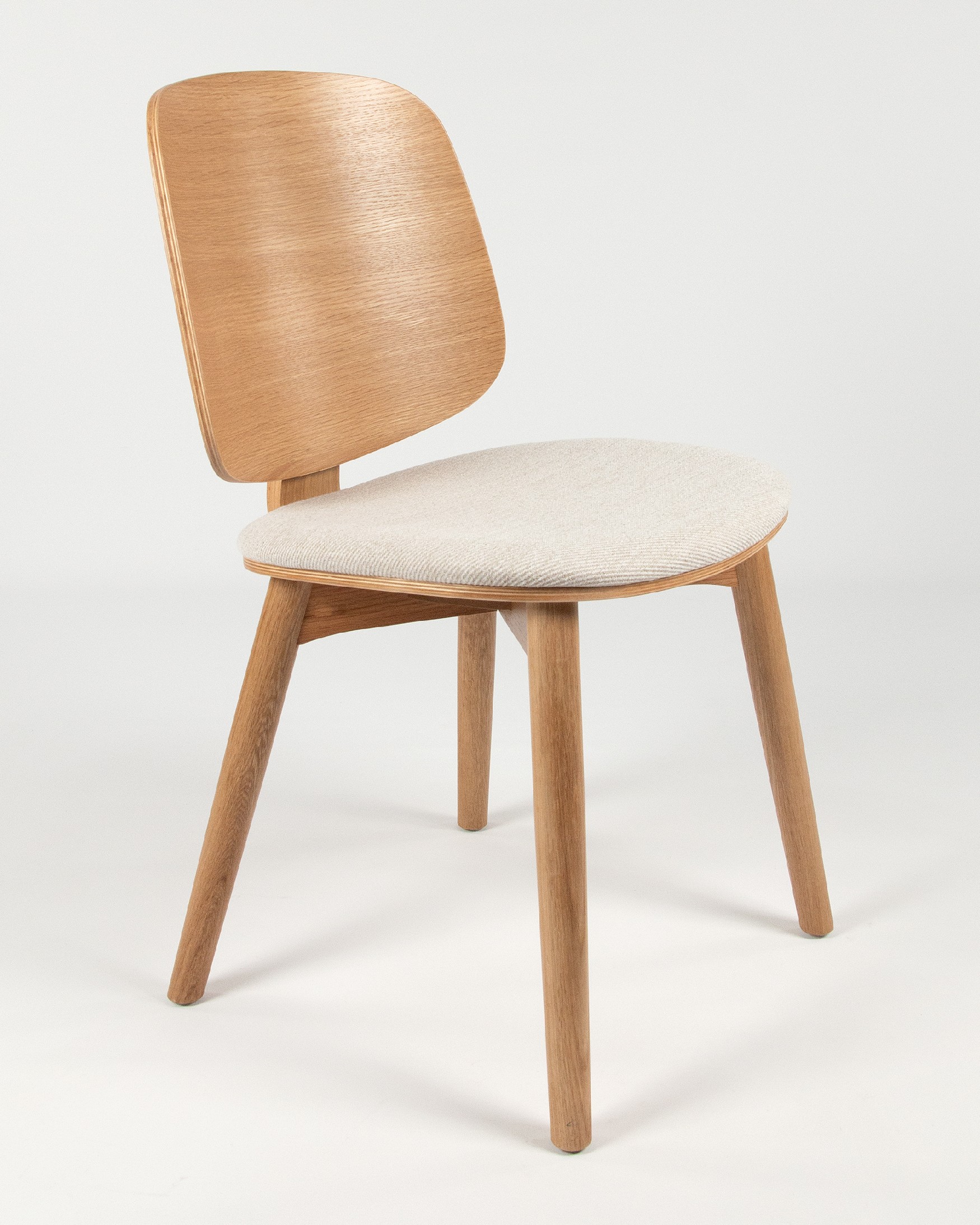 Chaise Caelum avec un revêtement en nacre et une structure en chêne naturel