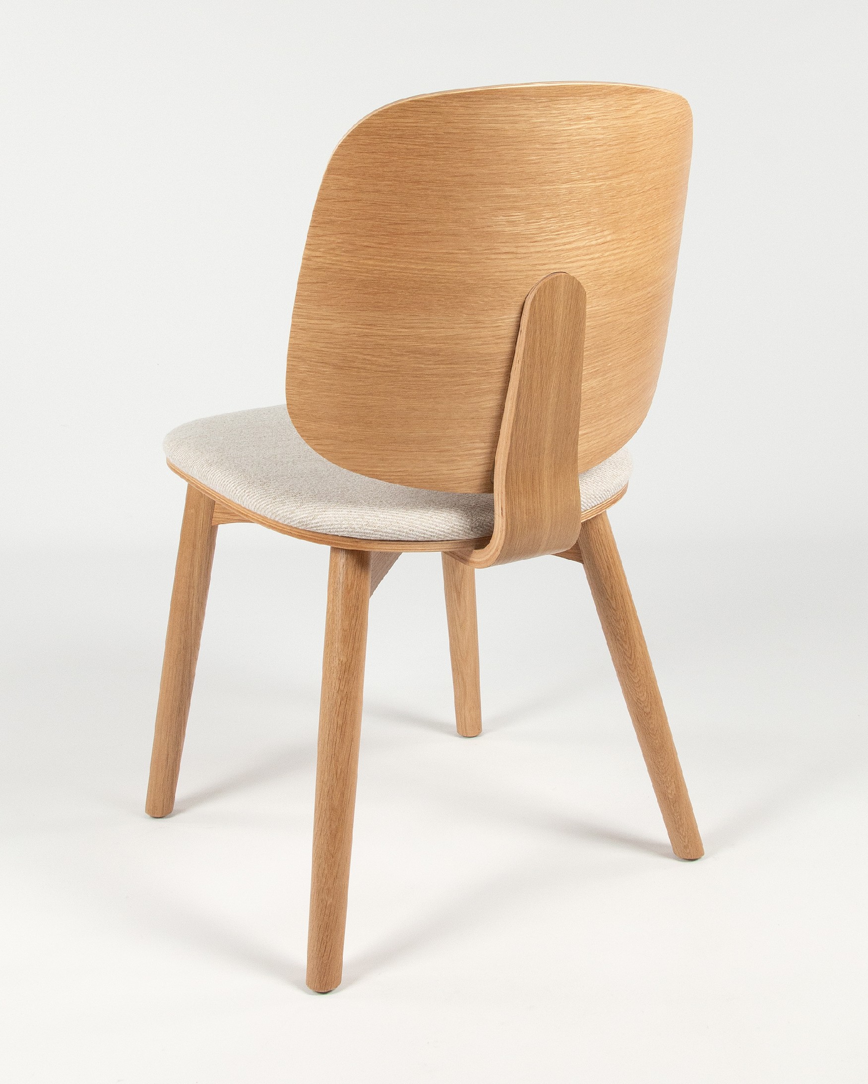 Chaise Caelum avec un revêtement en nacre et une structure en chêne naturel