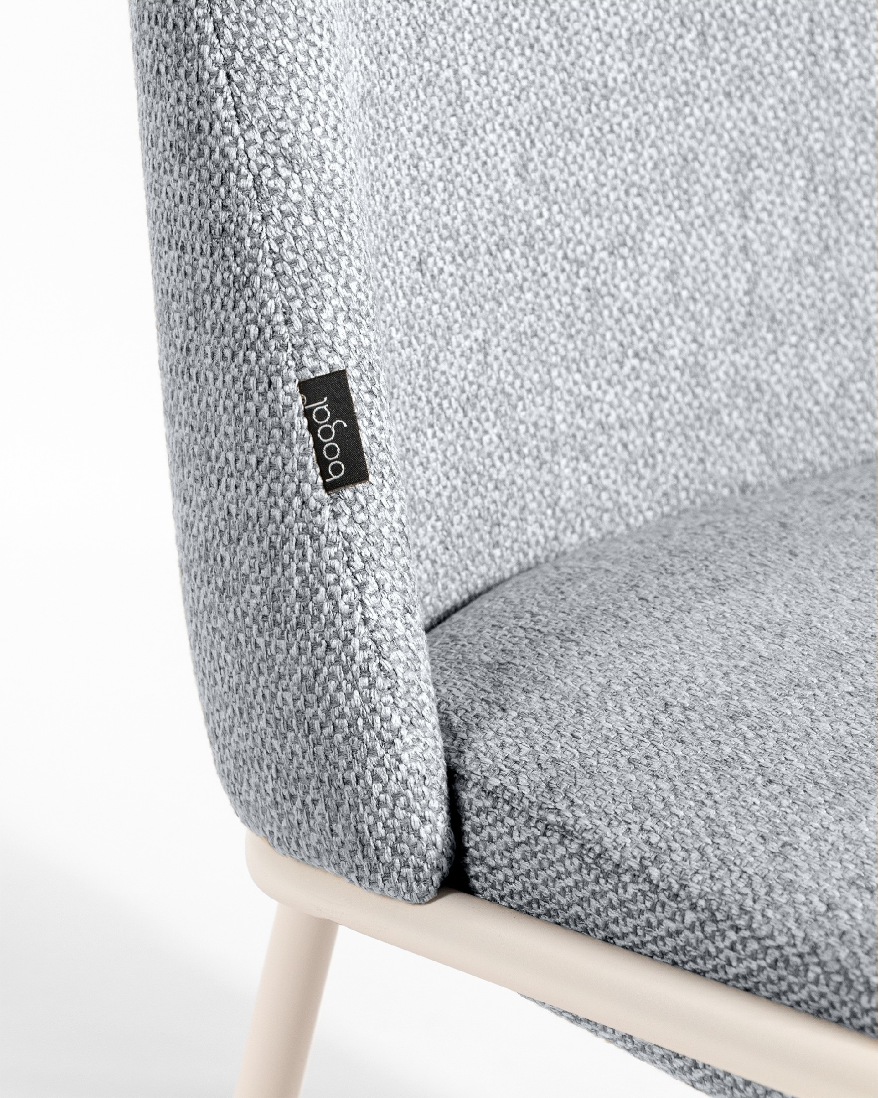 Silla Calgary con tapizado gris y patas metálicas marfil